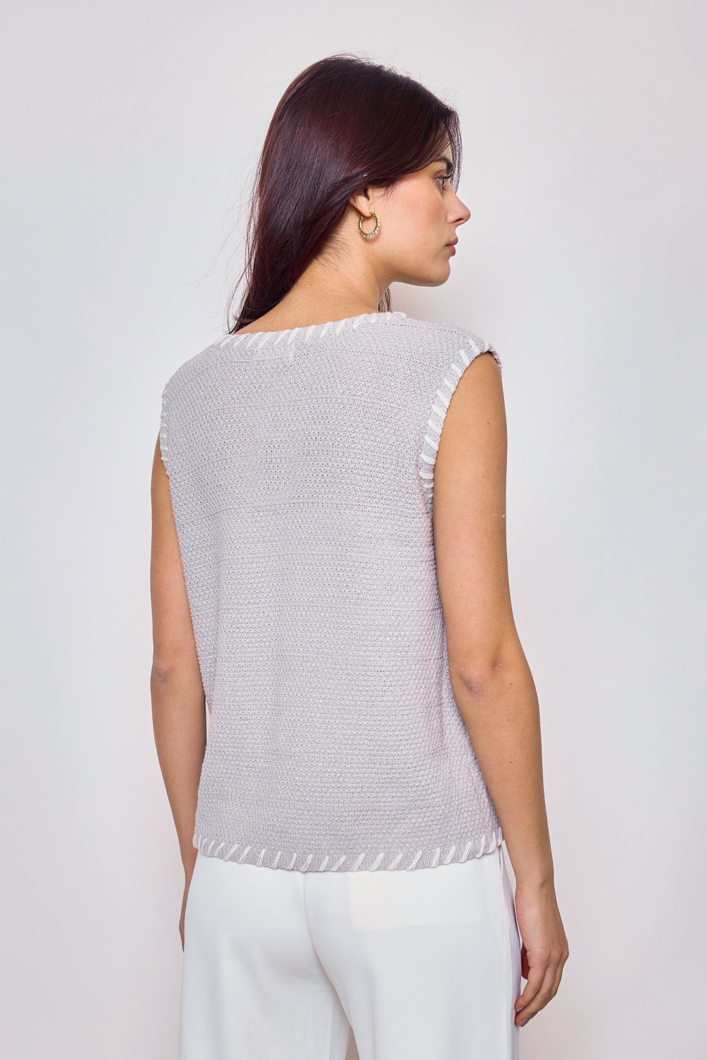 Pull sans manches avec couture blanche apparente F2360