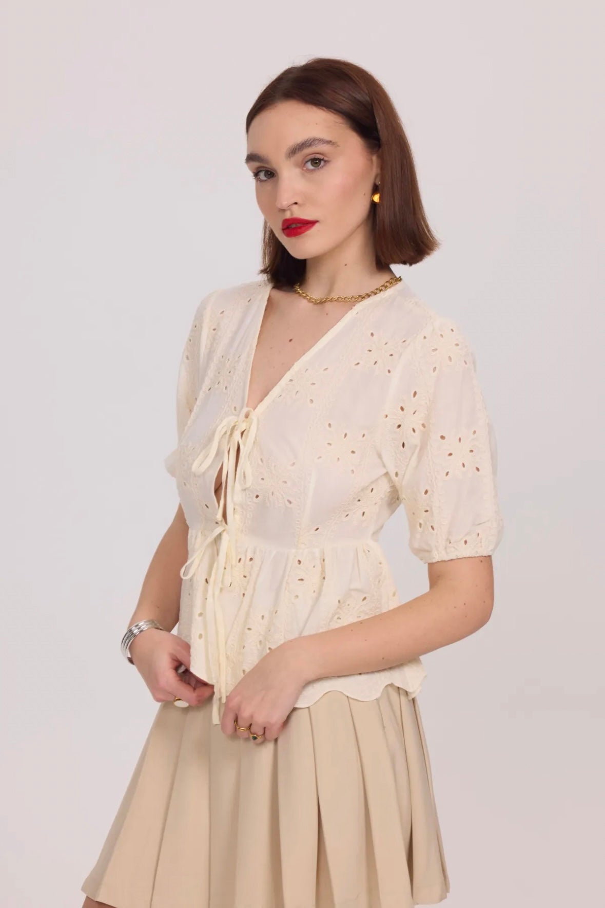 Top à manches courtes orné de broderies - 3095