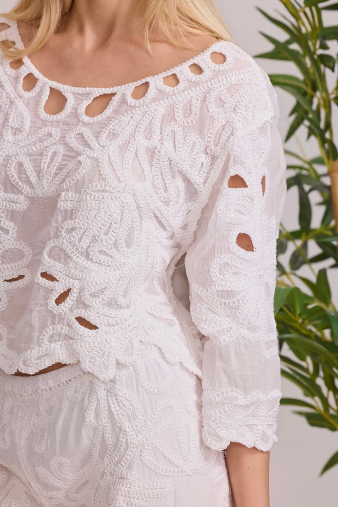Top en crochet à manches 3/4 orné de broderies fantaisies 2502-CROCHET