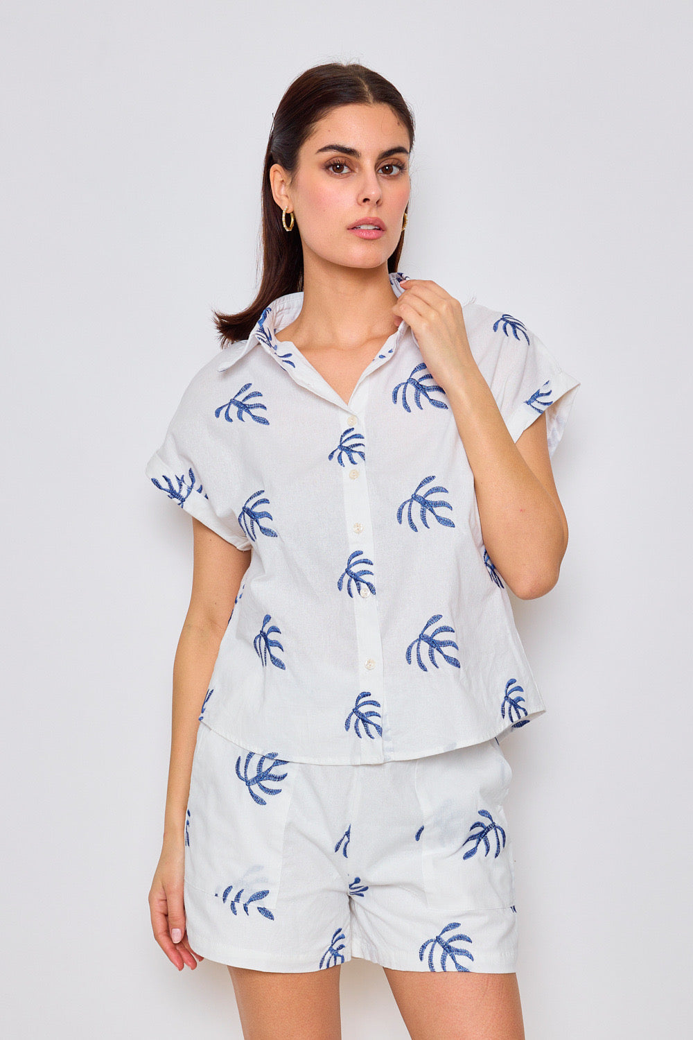 Embroidered cotton shirt with short sleeves - 2435