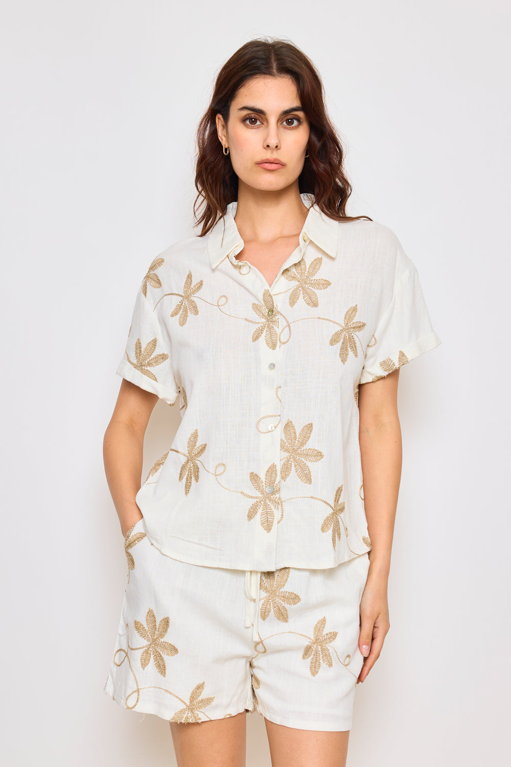 Chemise à manches courtes brodée de fleurs métallisées - 2446