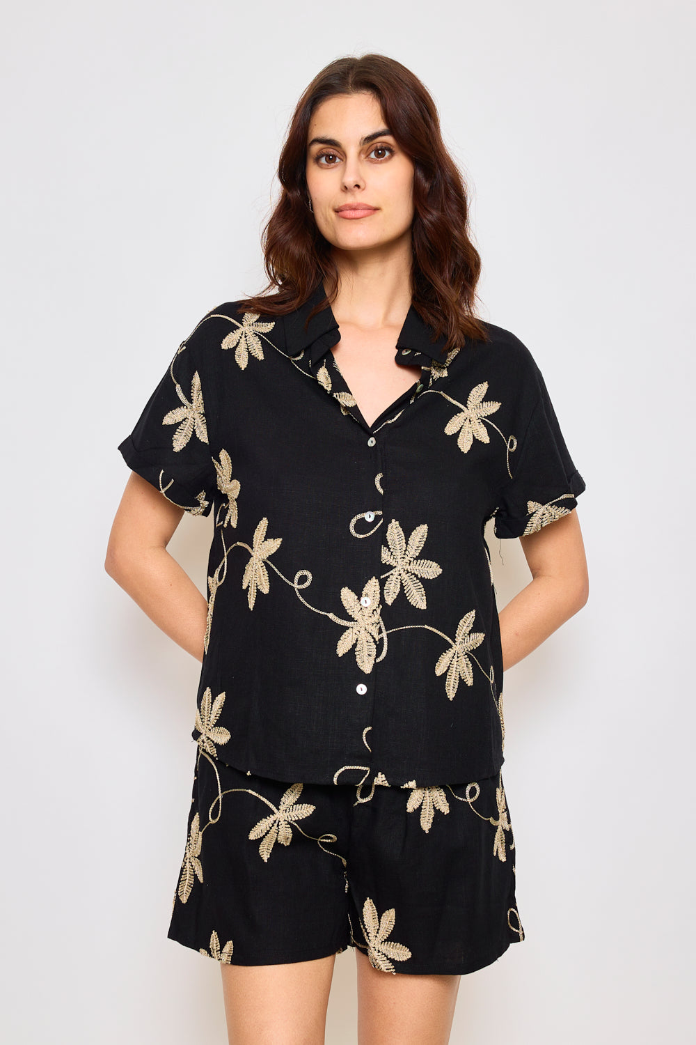 Chemise à manches courtes brodée de fleurs métallisées - 2446