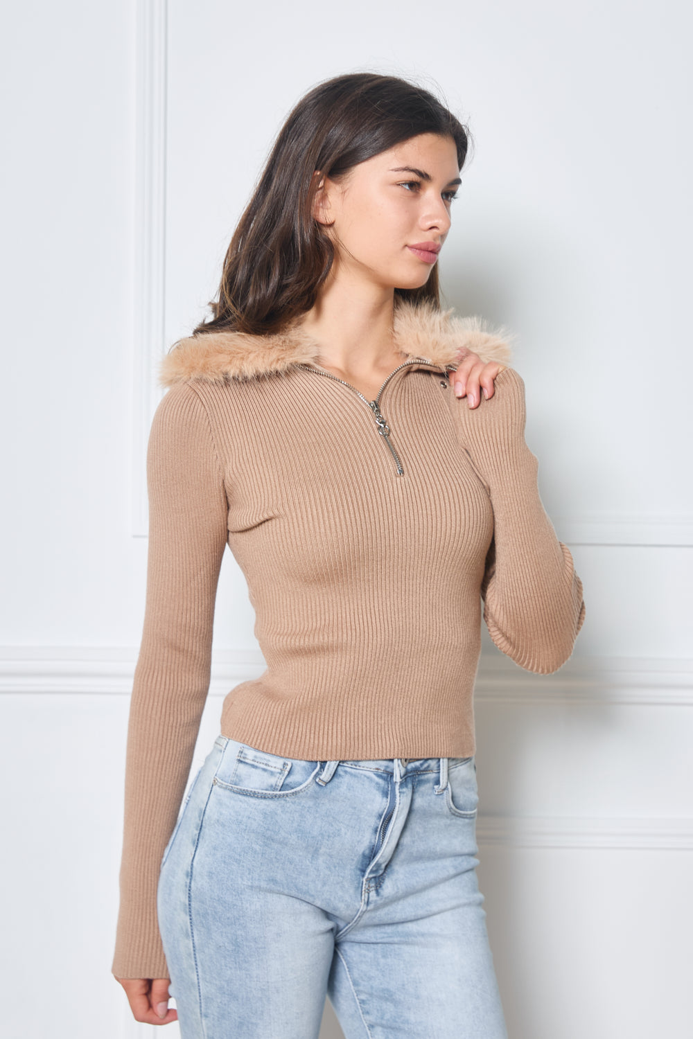 Pull en maille côtelé avec col fourrure - 2653