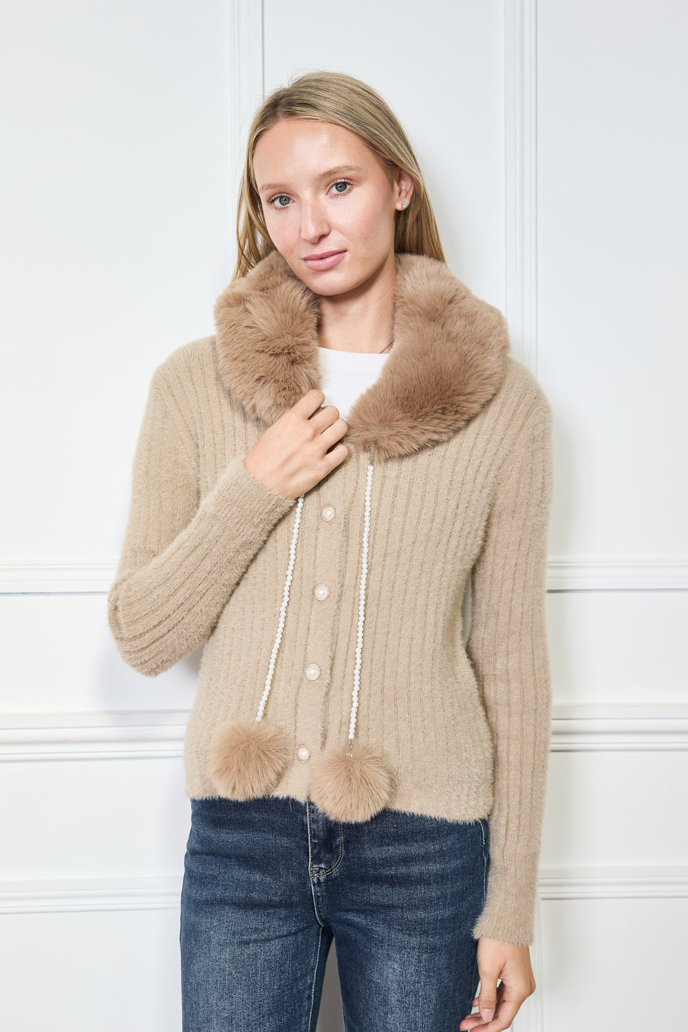 Cardigan côtelé avec col en fausse fourrure et pompons - 576