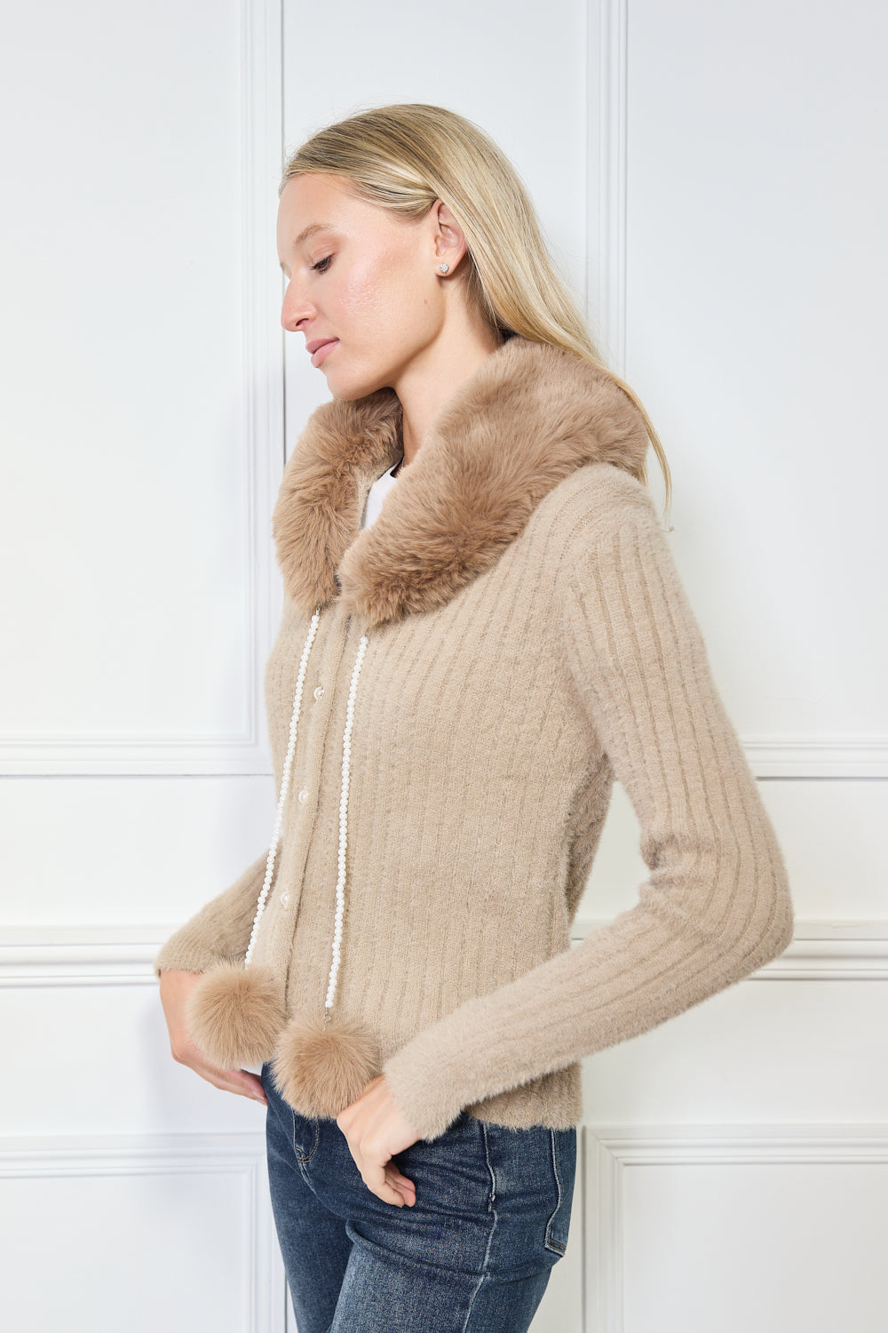 Cardigan côtelé avec col en fausse fourrure et pompons - 576