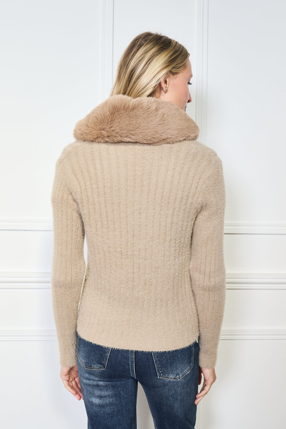 Cardigan côtelé avec col en fausse fourrure et pompons - 576