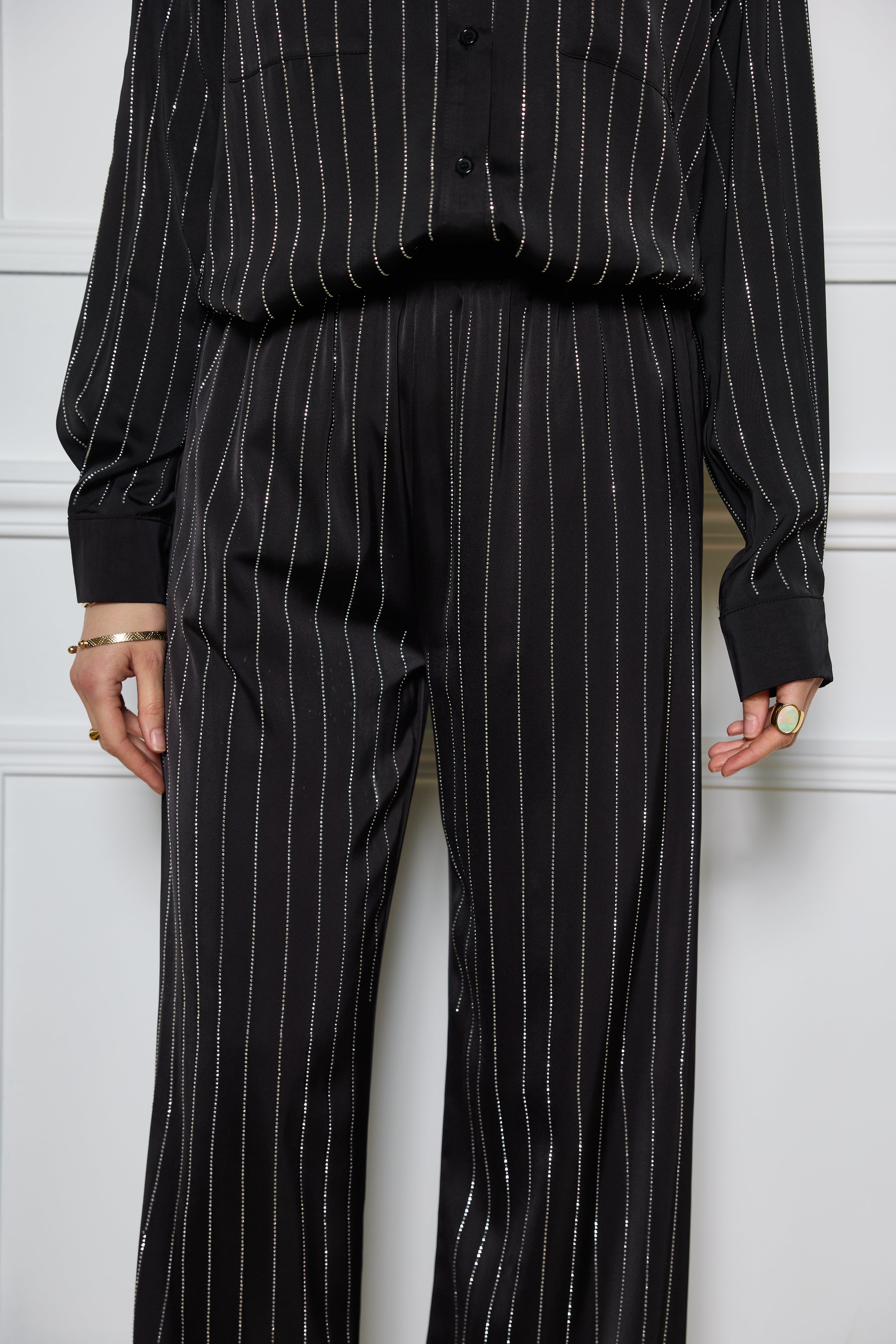 Pantalon fluide et satinée ornée de strass - 2486
