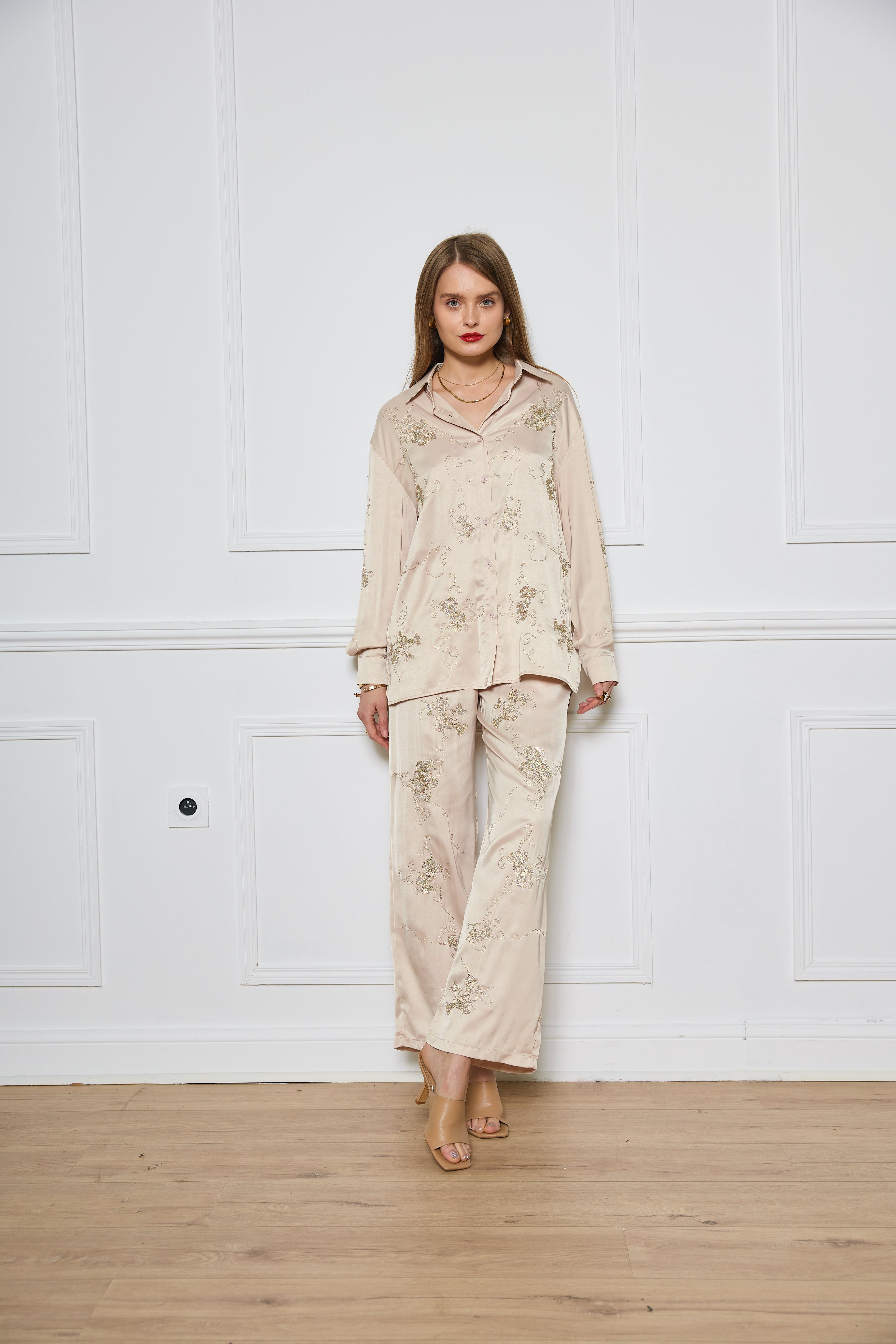 Chemise fluide et satiné ornée de broderies dorées - 2495