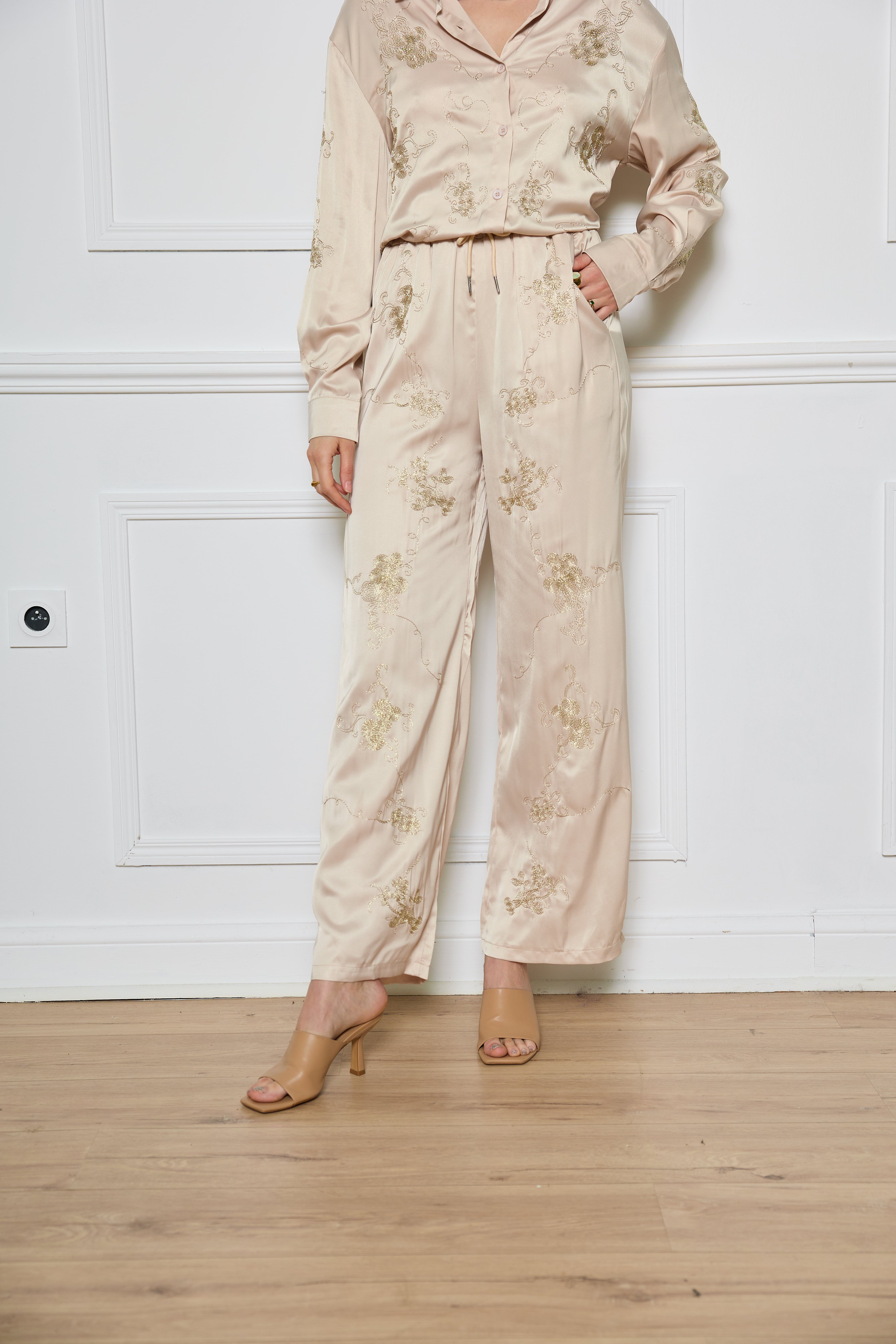 Pantalon fluide et satinée ornée de broderies dorées - 2496