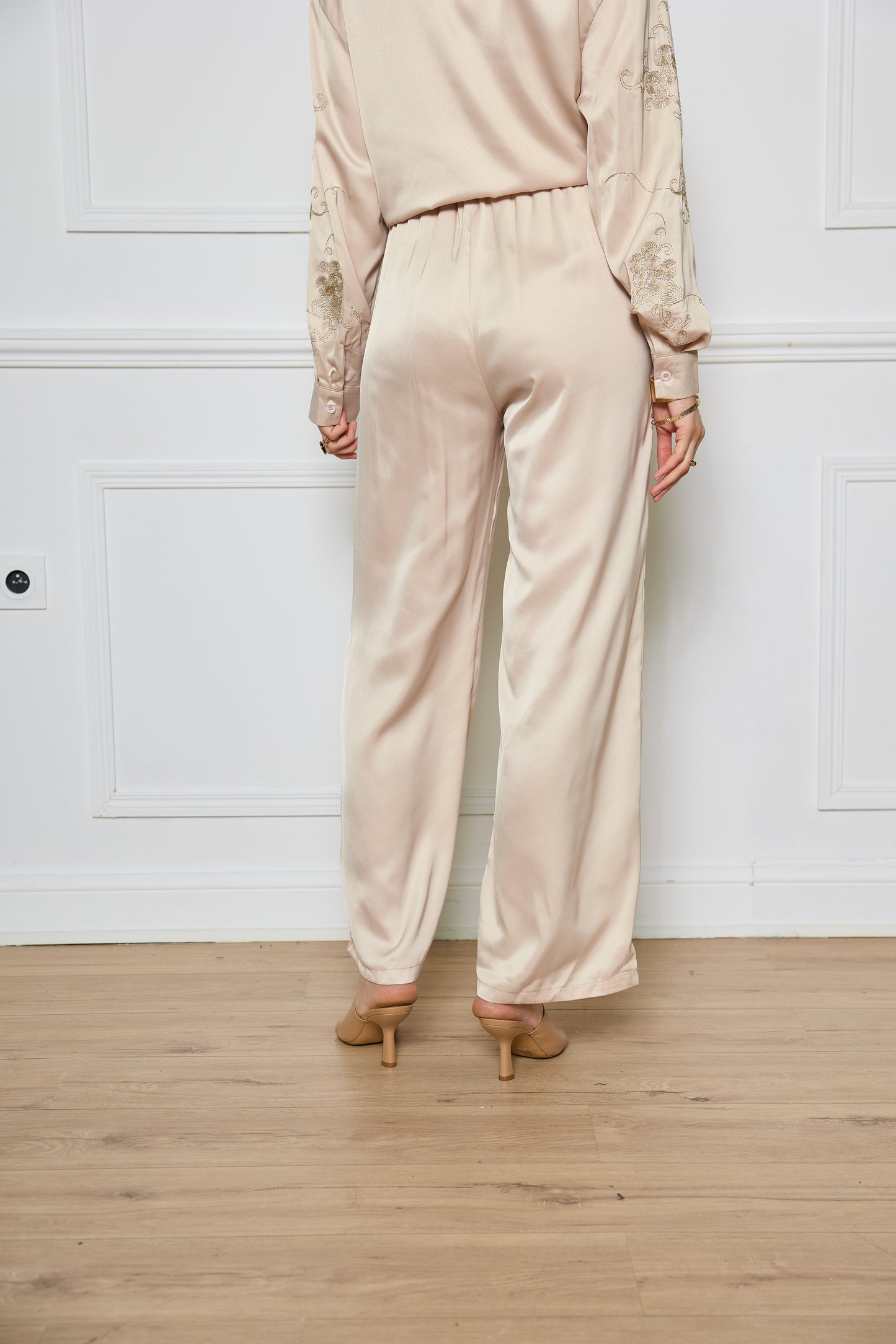 Pantalon fluide et satinée ornée de broderies dorées - 2496