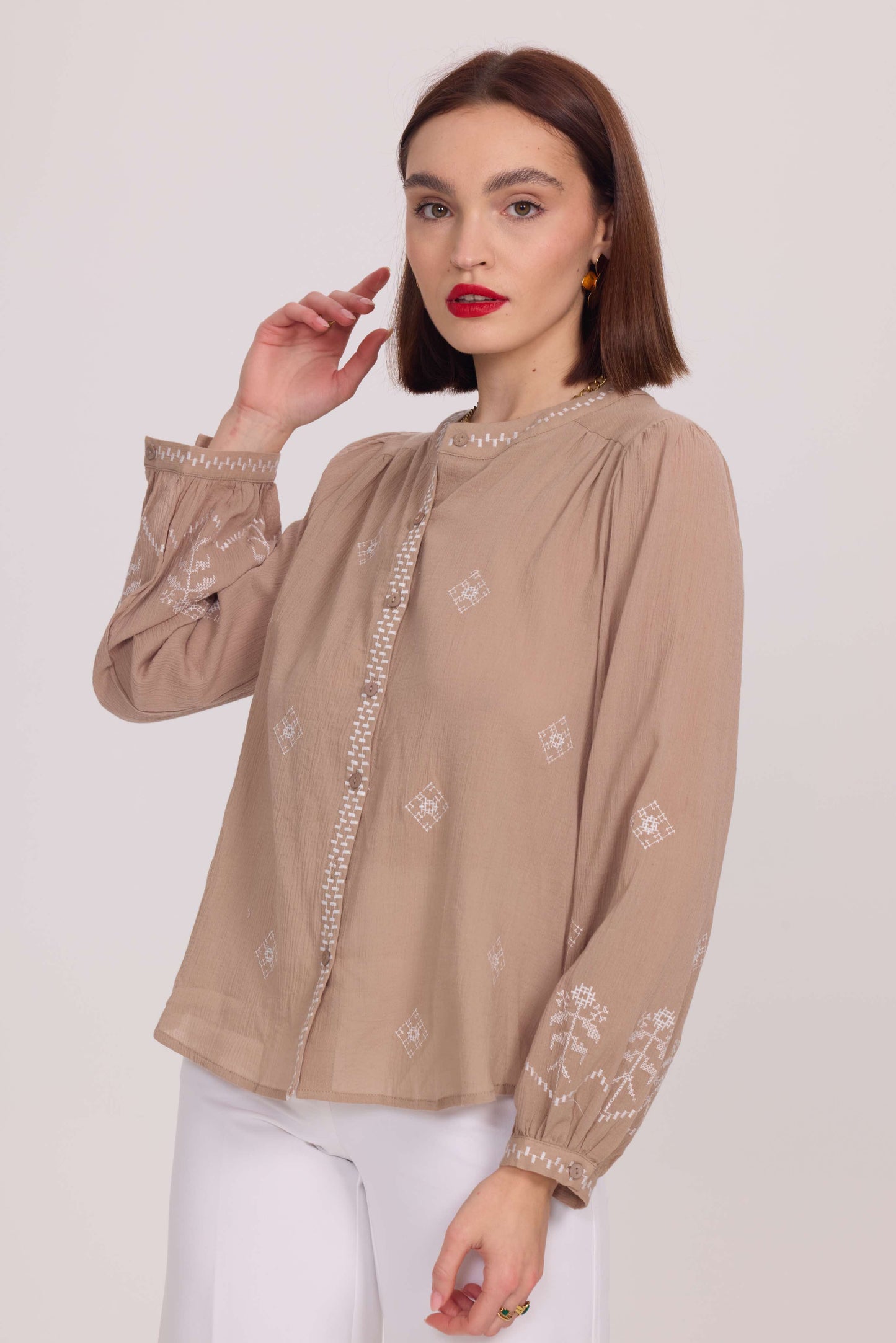 Blouse légère avec broderies  - 5617