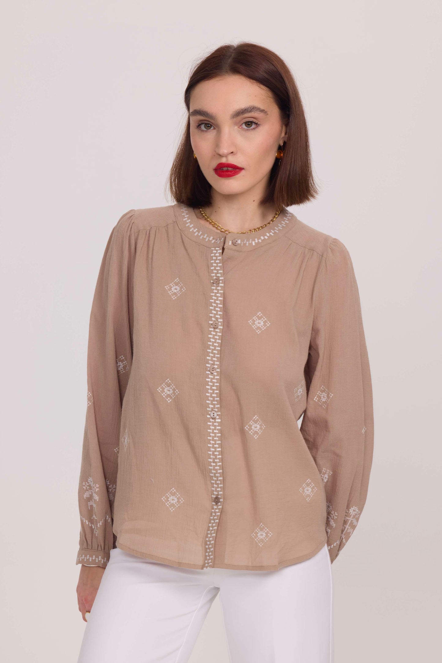 Blouse légère avec broderies  - 5617