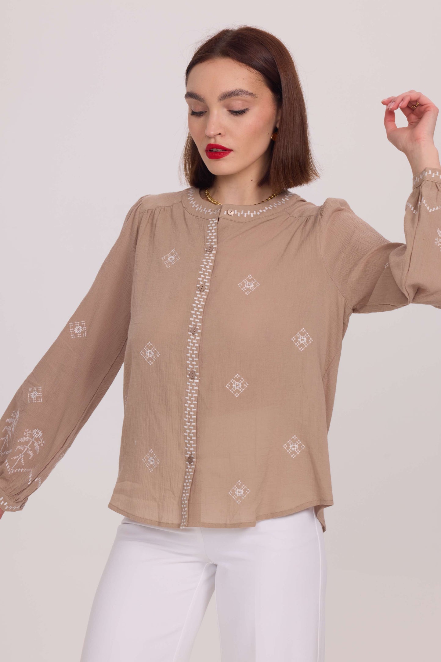 Blouse légère avec broderies  - 5617