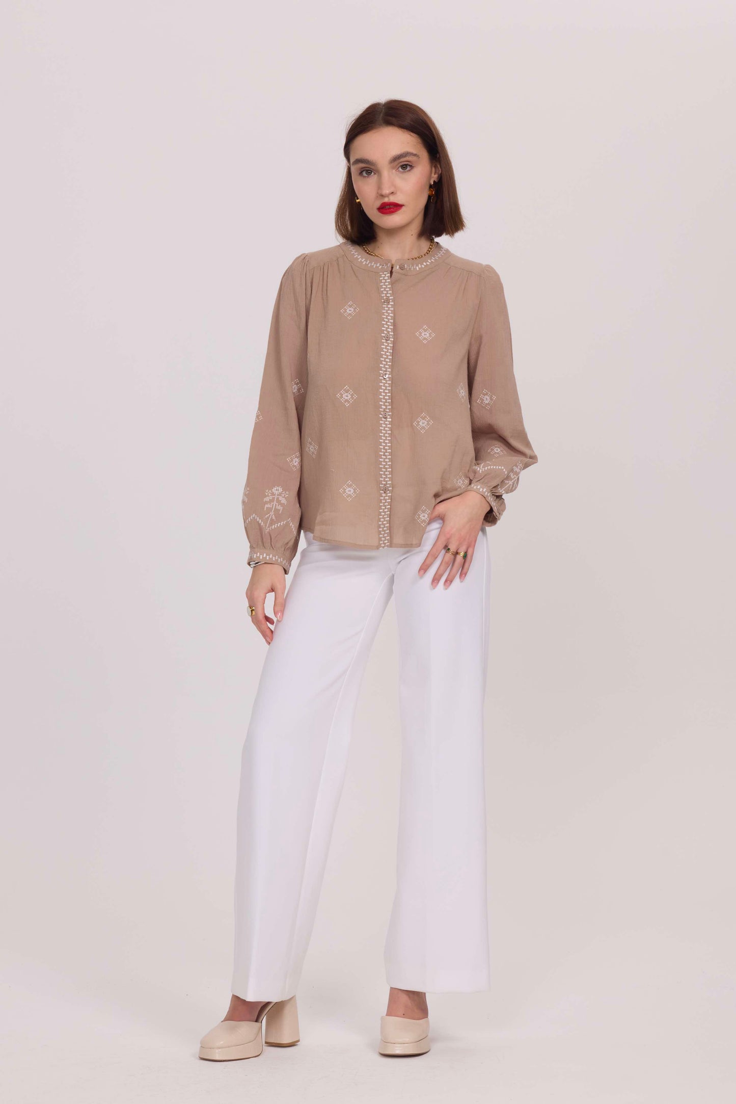 Blouse légère avec broderies  - 5617