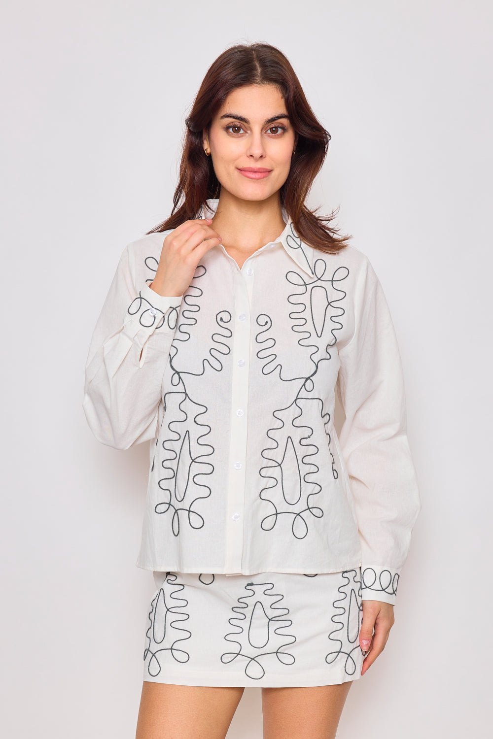 Slightly oversized embroidered shirt with long sleeves - 3077