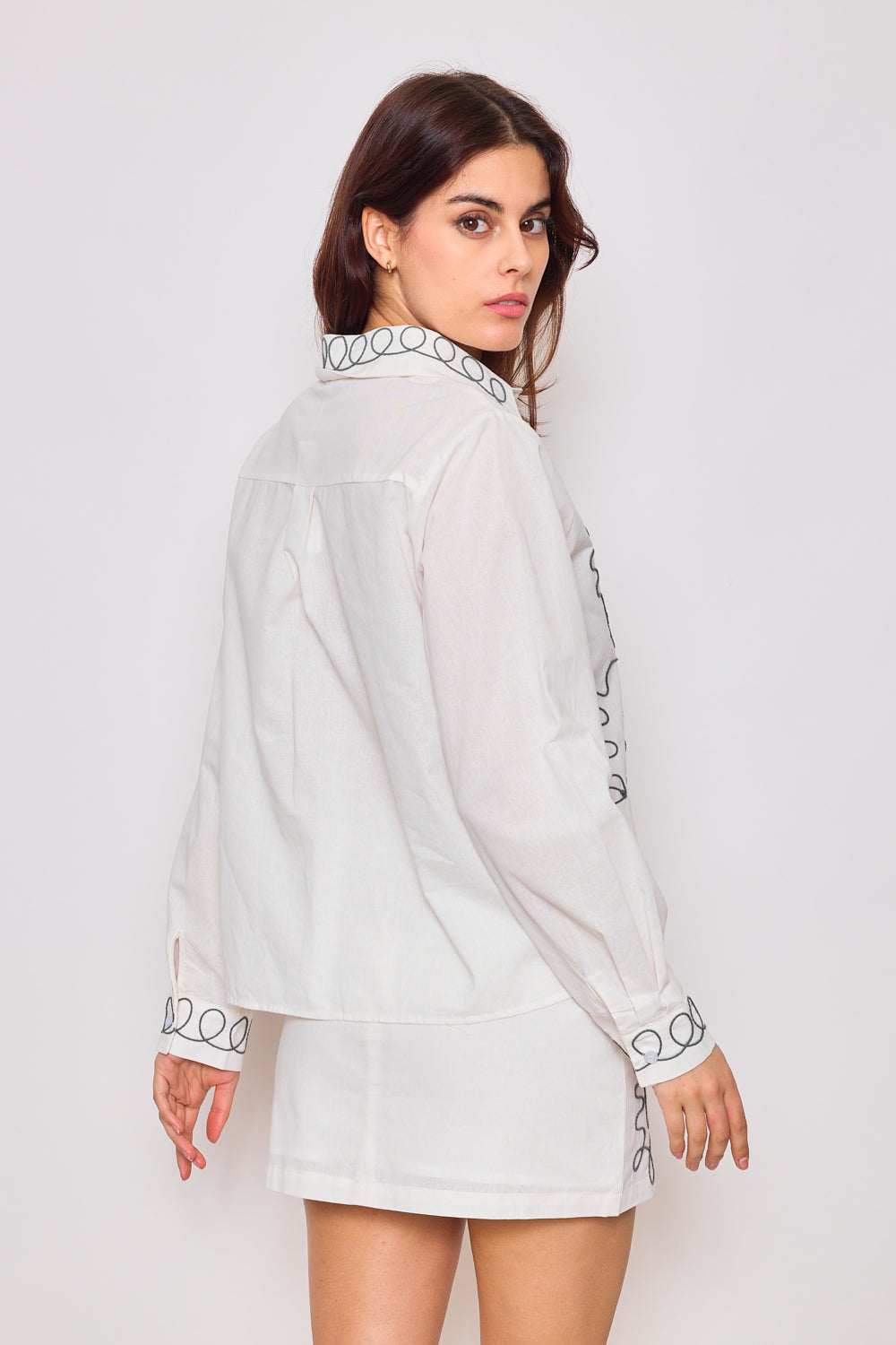 Slightly oversized embroidered shirt with long sleeves - 3077
