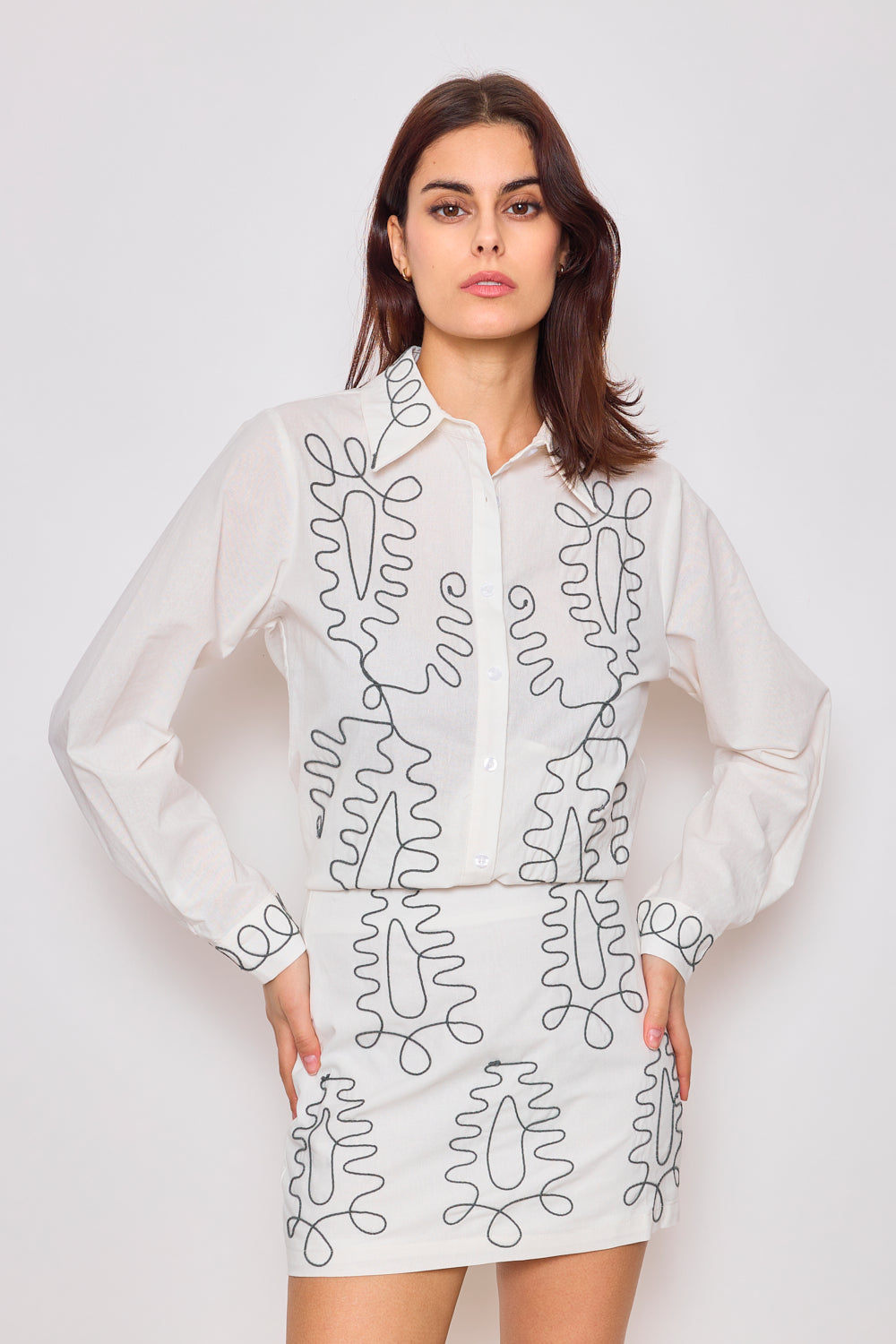 Slightly oversized embroidered shirt with long sleeves - 3077