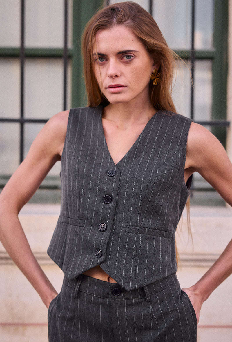 Sleeveless vest with fine stripes - 3103