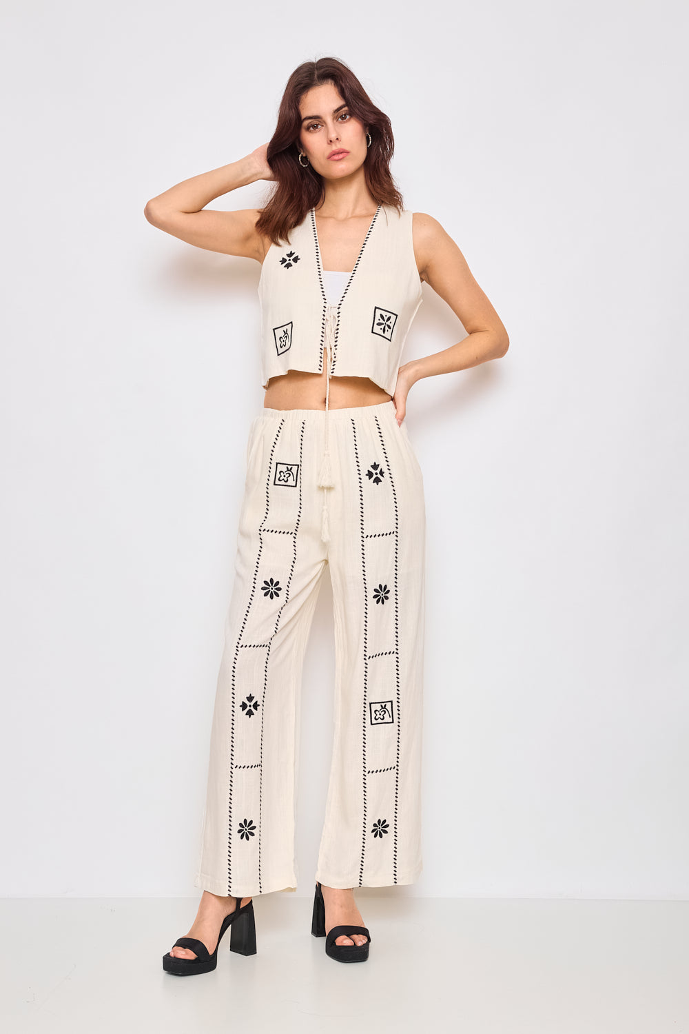 Embroidered cotton sleeveless vest - 2442