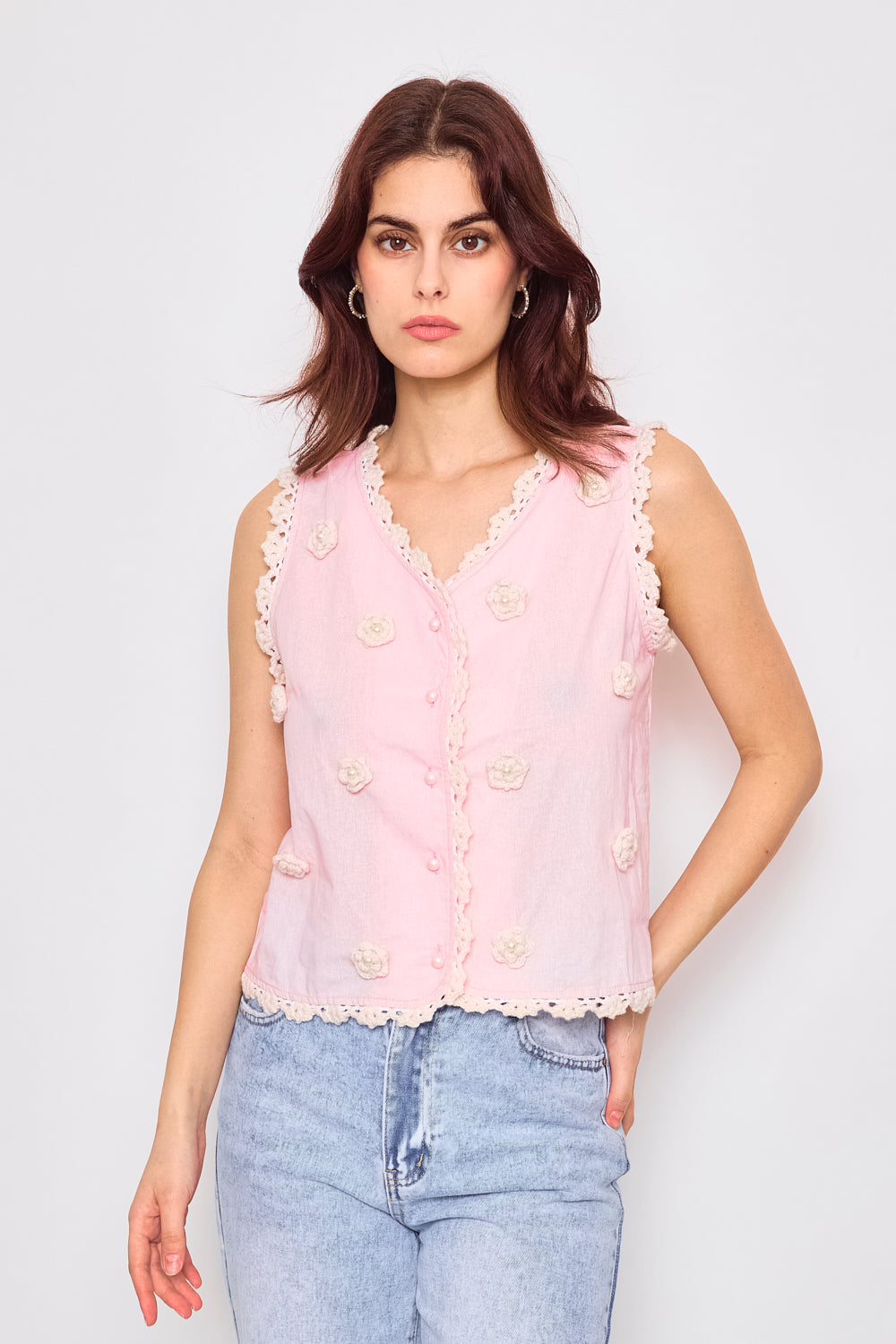 Sleeveless vest decorated with delicate floral embroidery - 3070