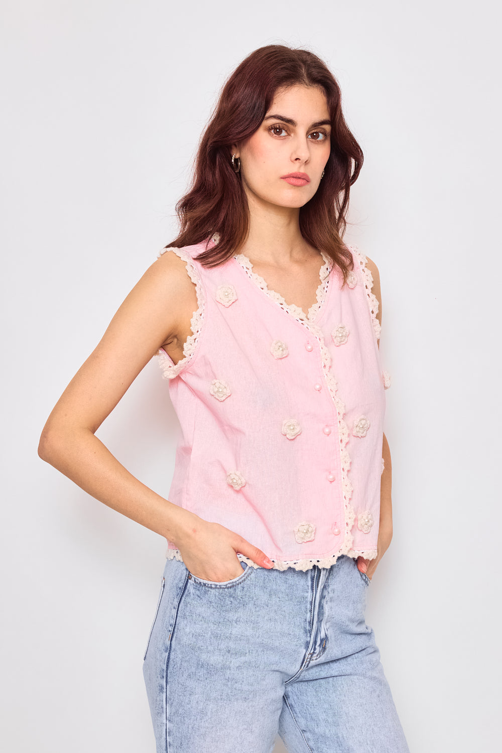 Sleeveless vest decorated with delicate floral embroidery - 3070