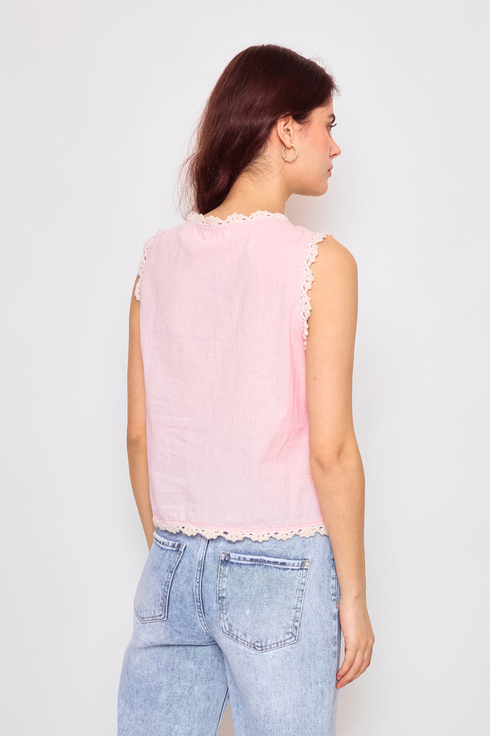 Sleeveless vest decorated with delicate floral embroidery - 3070