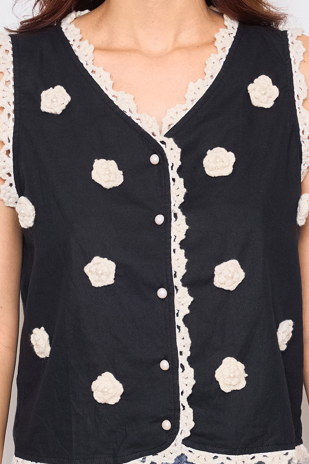 Sleeveless vest decorated with delicate floral embroidery - 3070