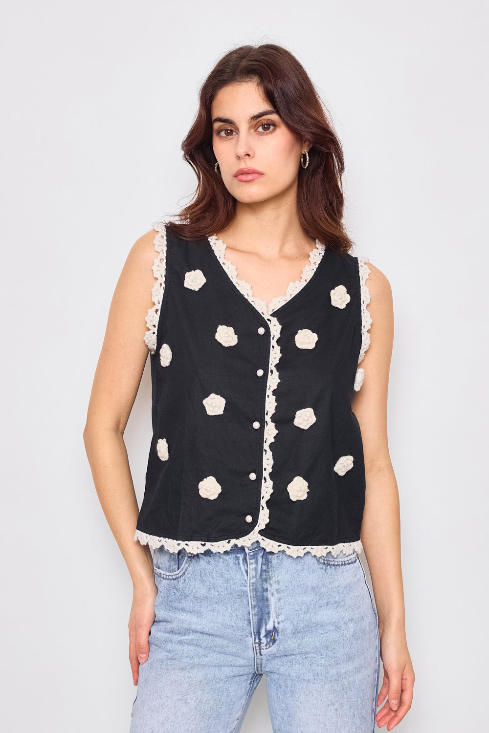 Sleeveless vest decorated with delicate floral embroidery - 3070