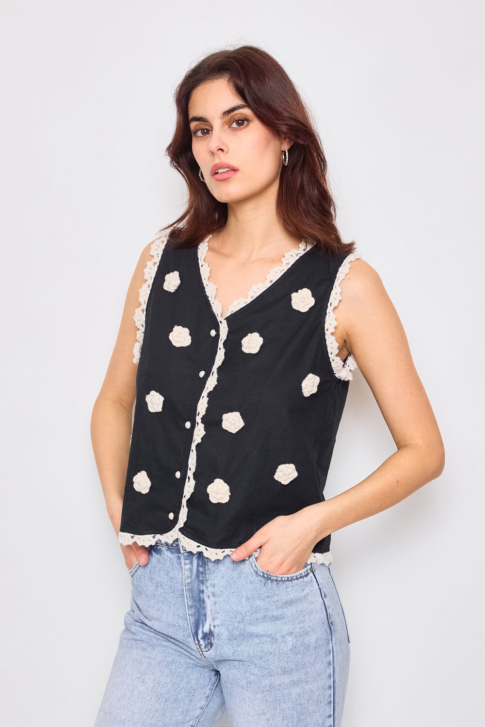 Sleeveless vest decorated with delicate floral embroidery - 3070