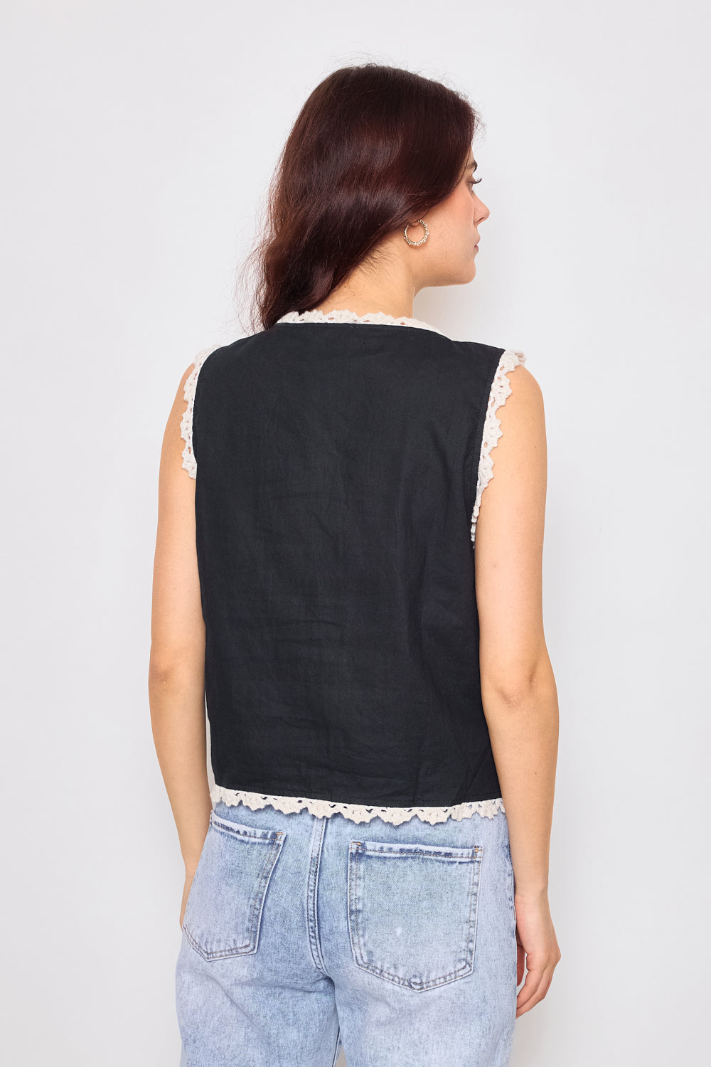 Sleeveless vest decorated with delicate floral embroidery - 3070