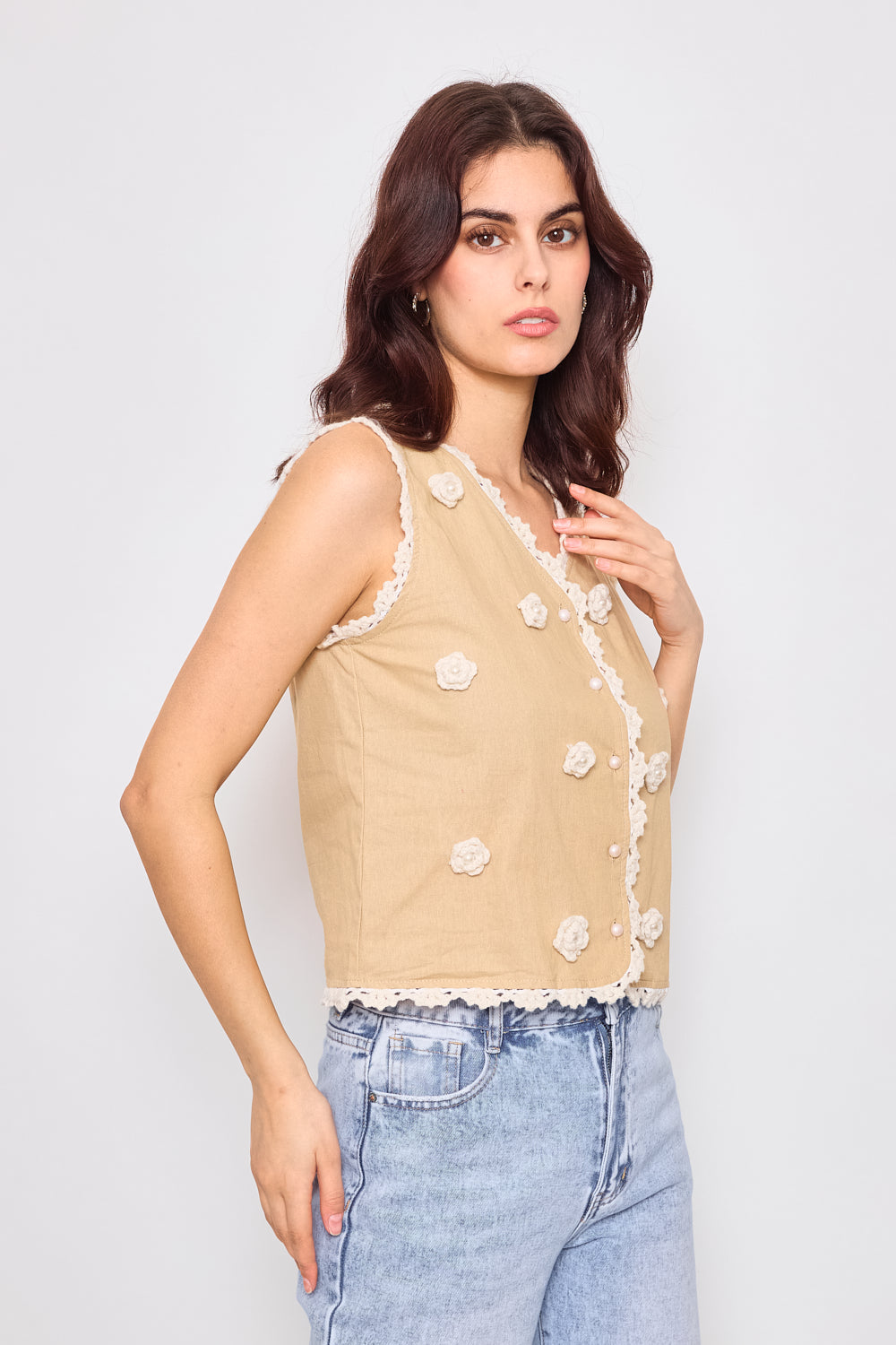 Sleeveless vest decorated with delicate floral embroidery - 3070