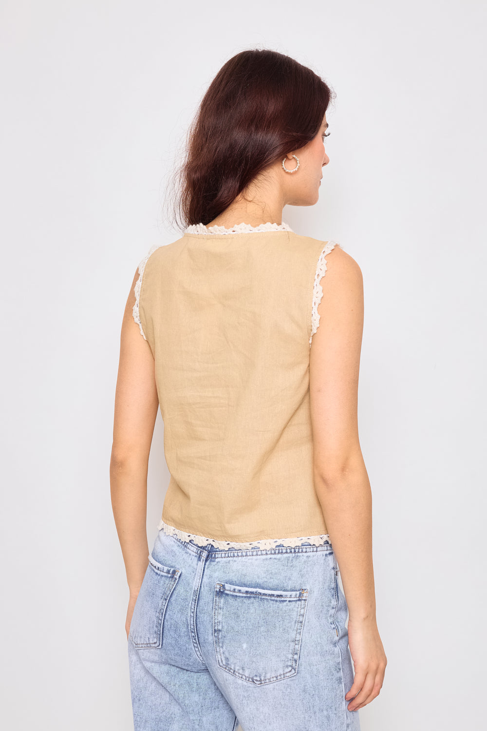 Sleeveless vest decorated with delicate floral embroidery - 3070