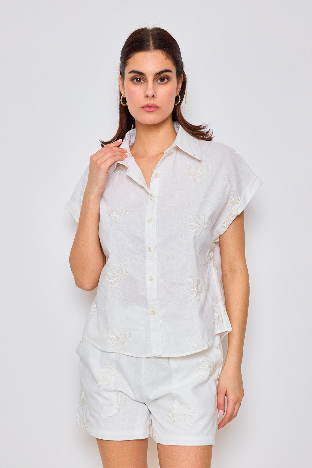 Embroidered cotton shirt with short sleeves - 2435