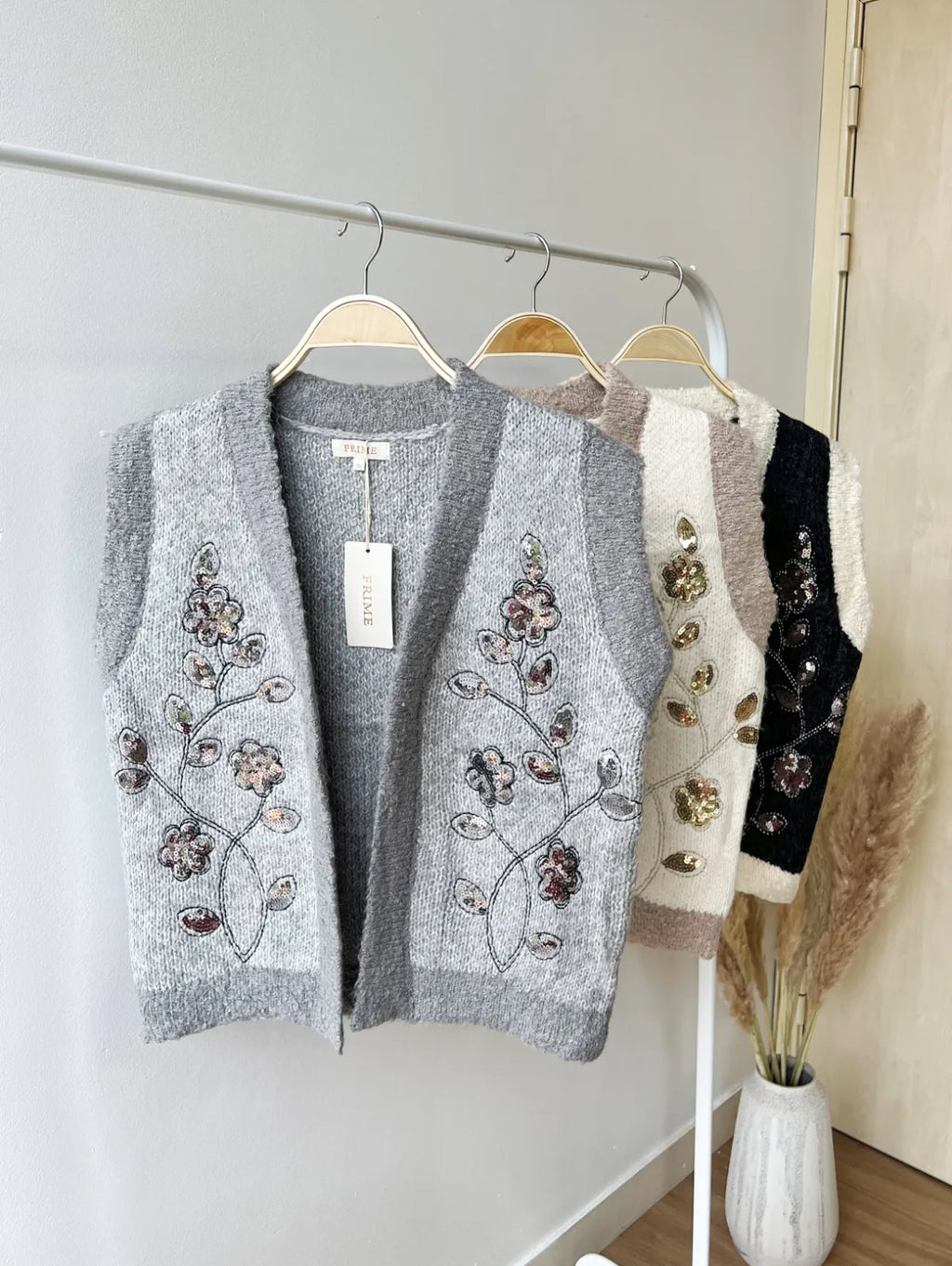 Sleeveless knitted vest - 5383