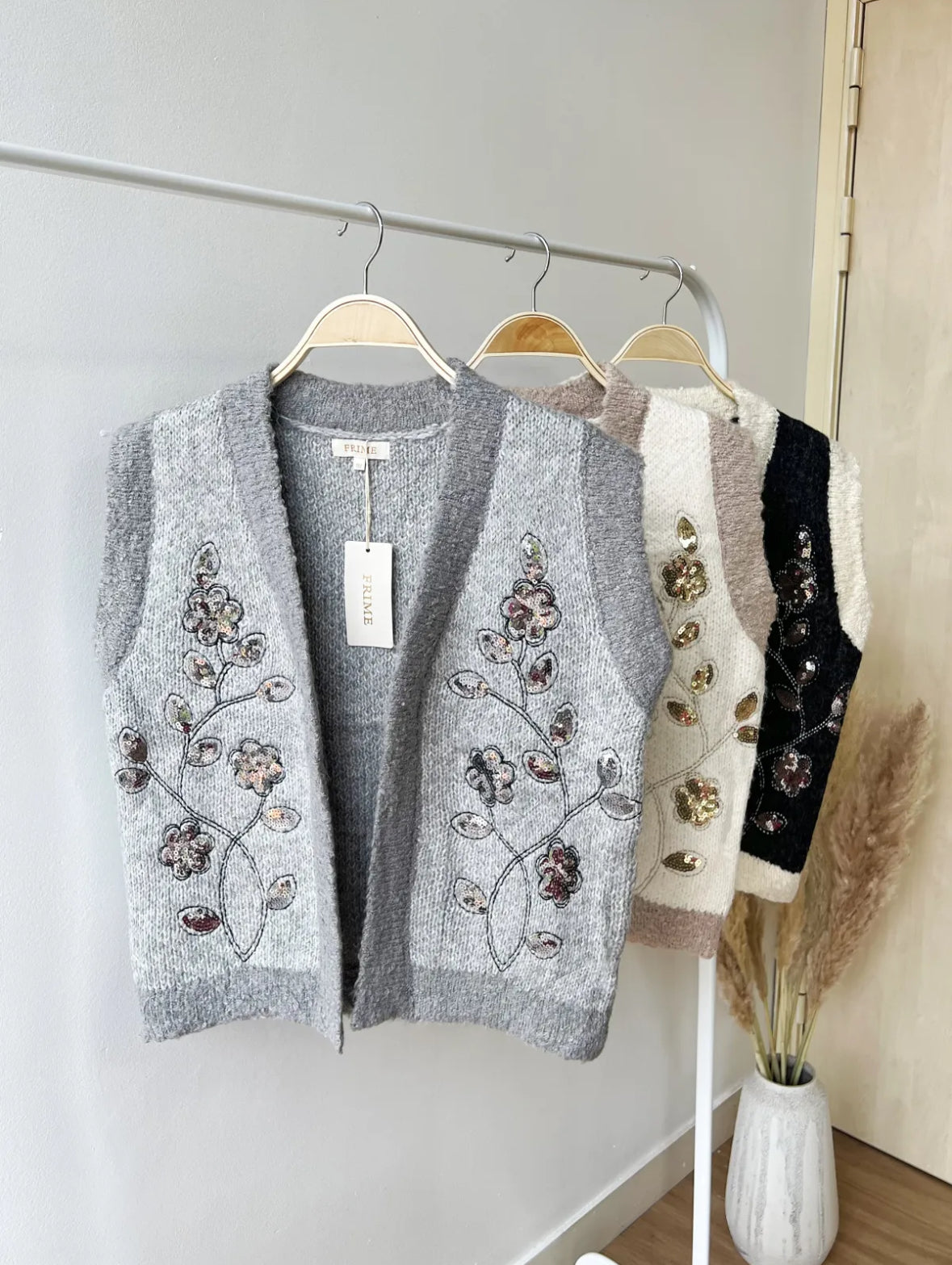 Sleeveless knitted vest - 5383
