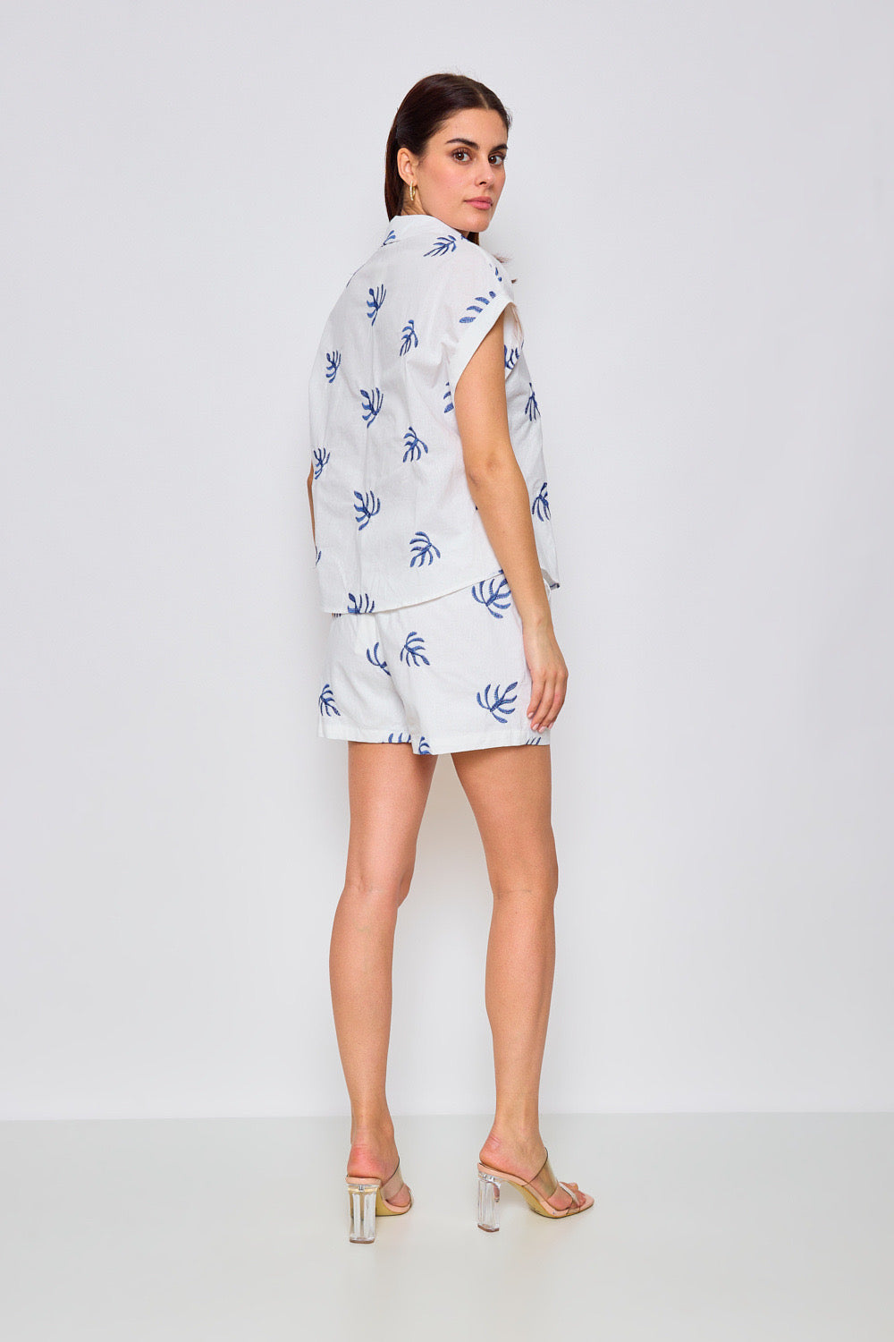 Embroidered cotton shirt with short sleeves - 2435