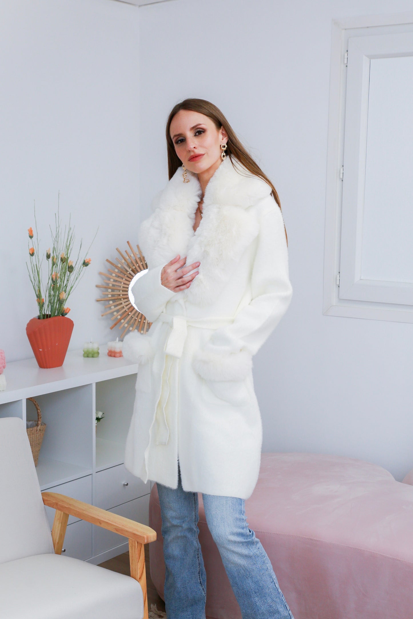 Manteau long ceinturé avec col amovible en fausse fourrure et poches décoratives - 569