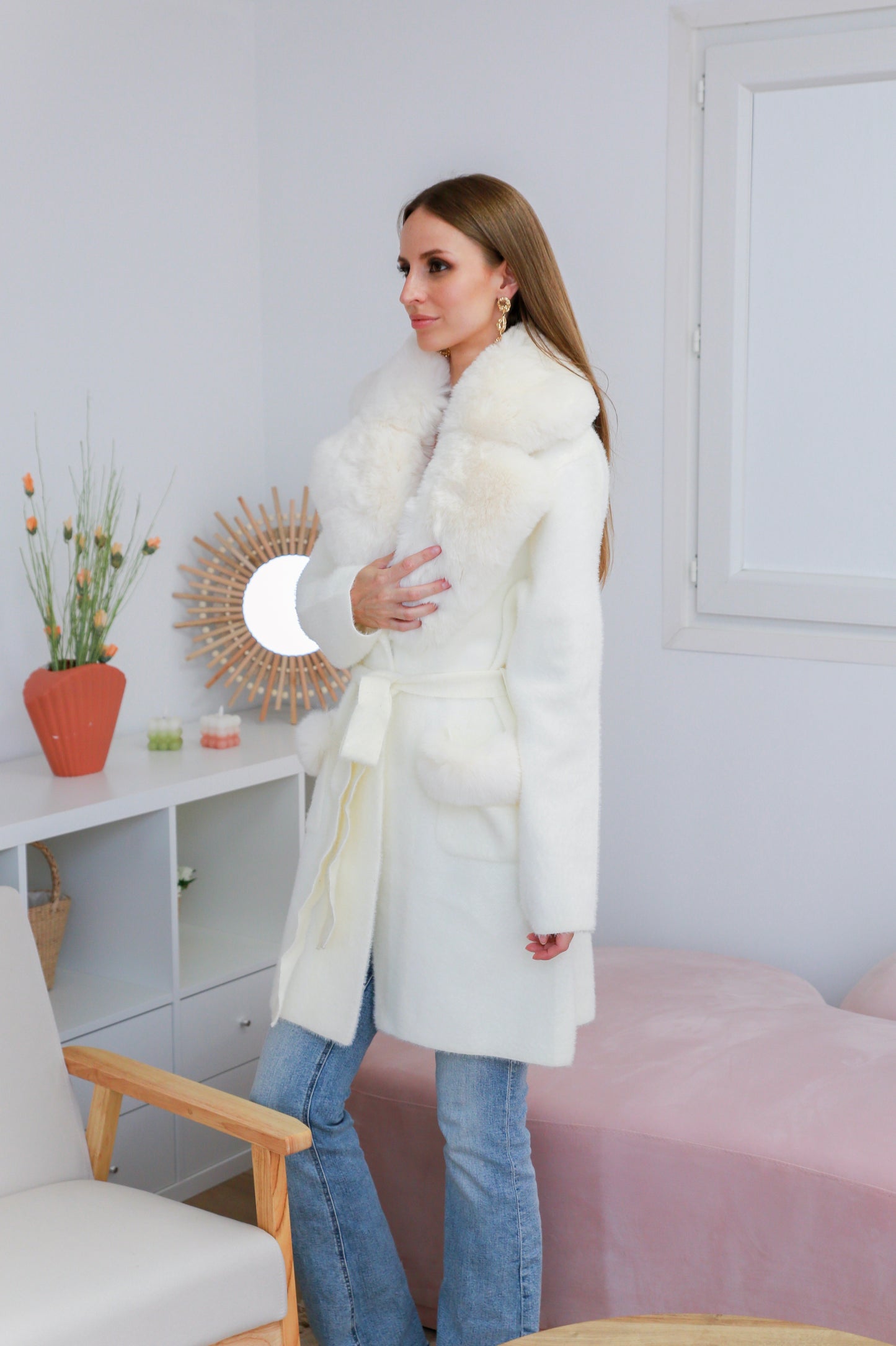 Manteau long ceinturé avec col amovible en fausse fourrure et poches décoratives - 569