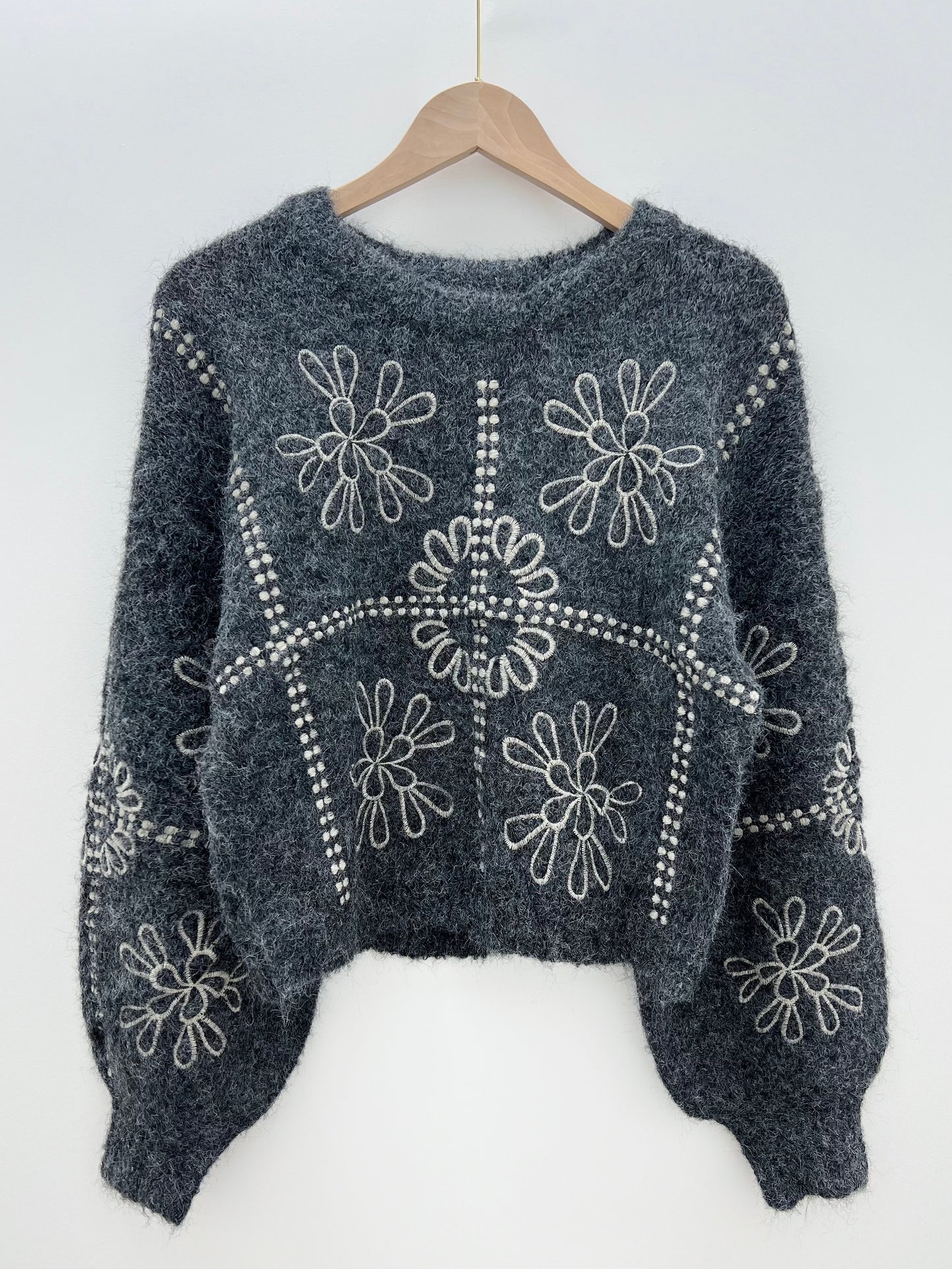 Pull en maille douce avec broderies florales - 5388