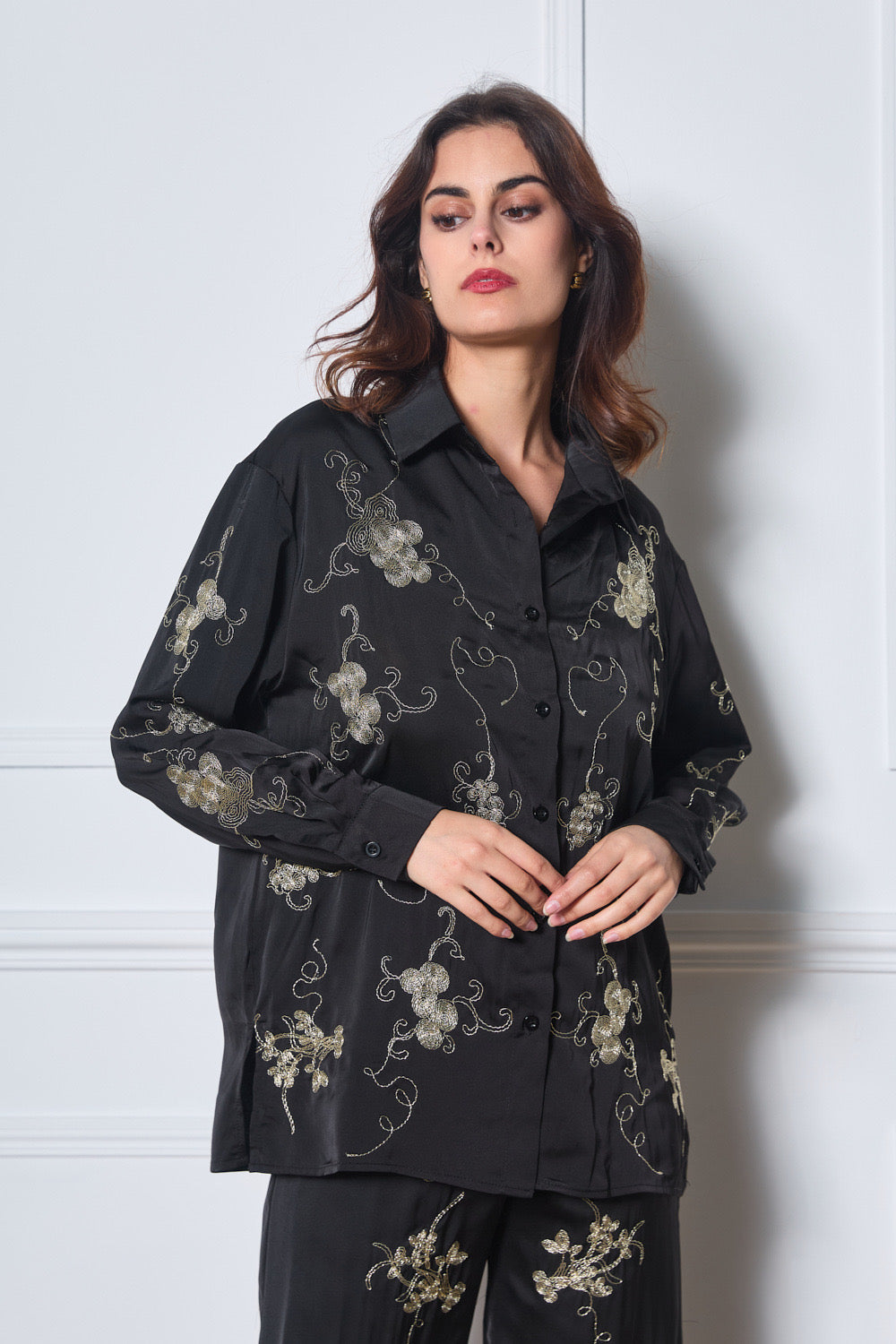 Chemise fluide et satiné ornée de broderies dorées - 2495