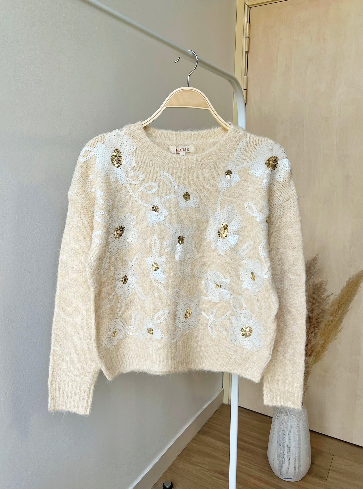 Pull en maille doux au toucher avec strass brodés en fleurs - 5378