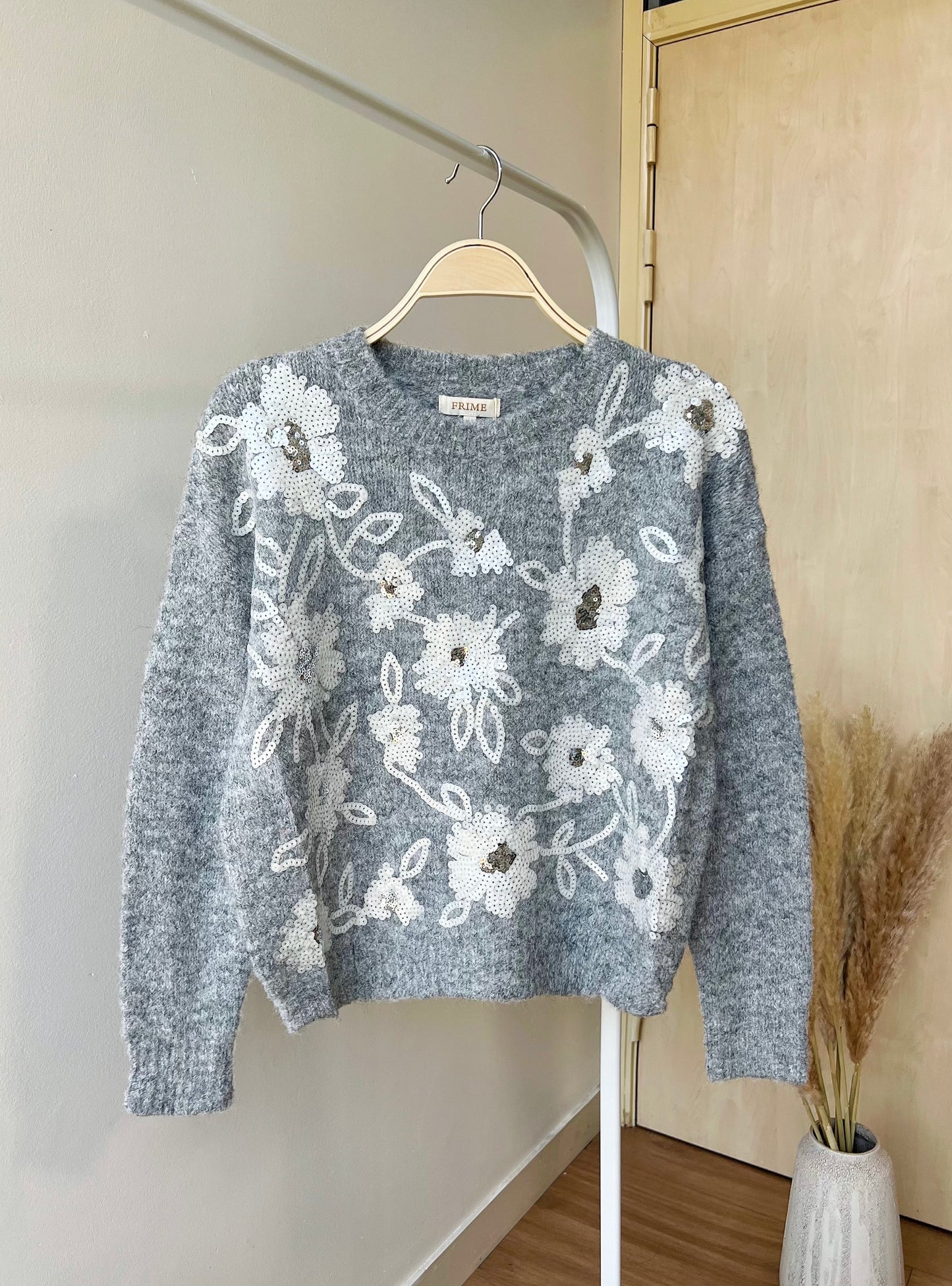 Pull en maille doux au toucher avec strass brodés en fleurs - 5378