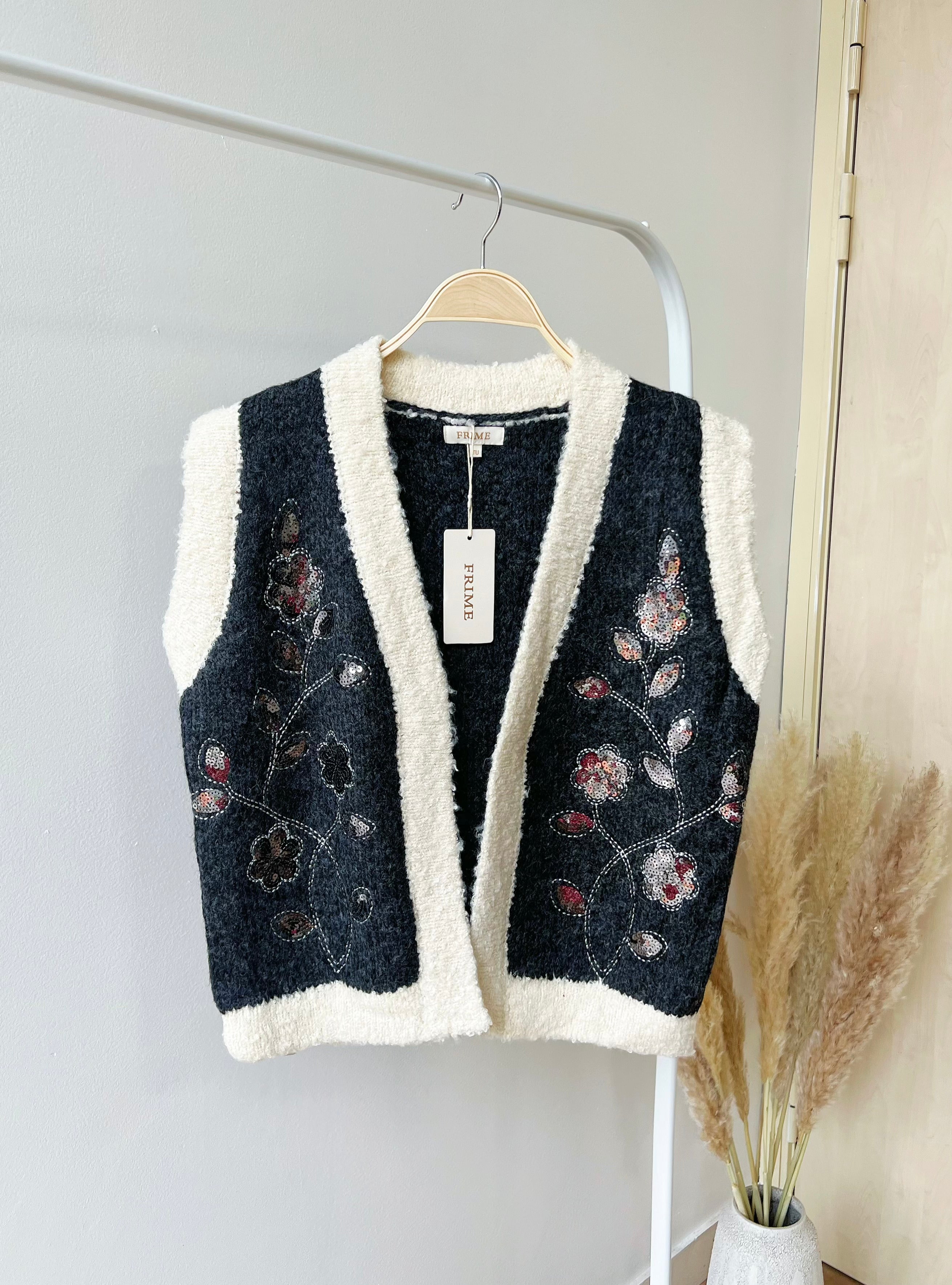 Sleeveless knitted vest - 5383