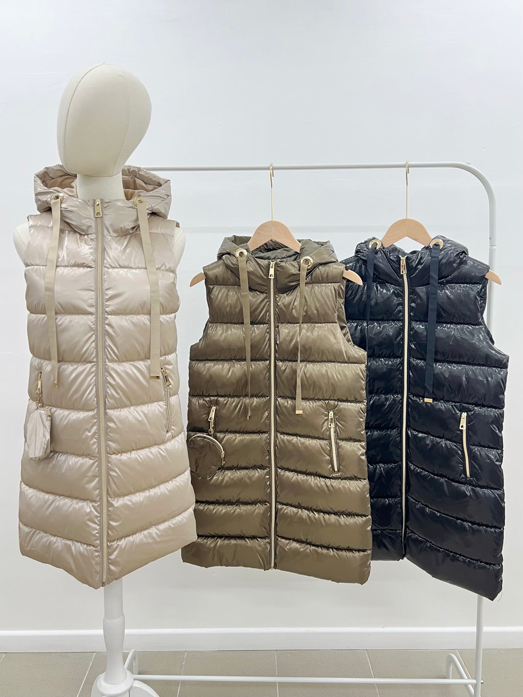 Shiny sleeveless down jacket - 1785