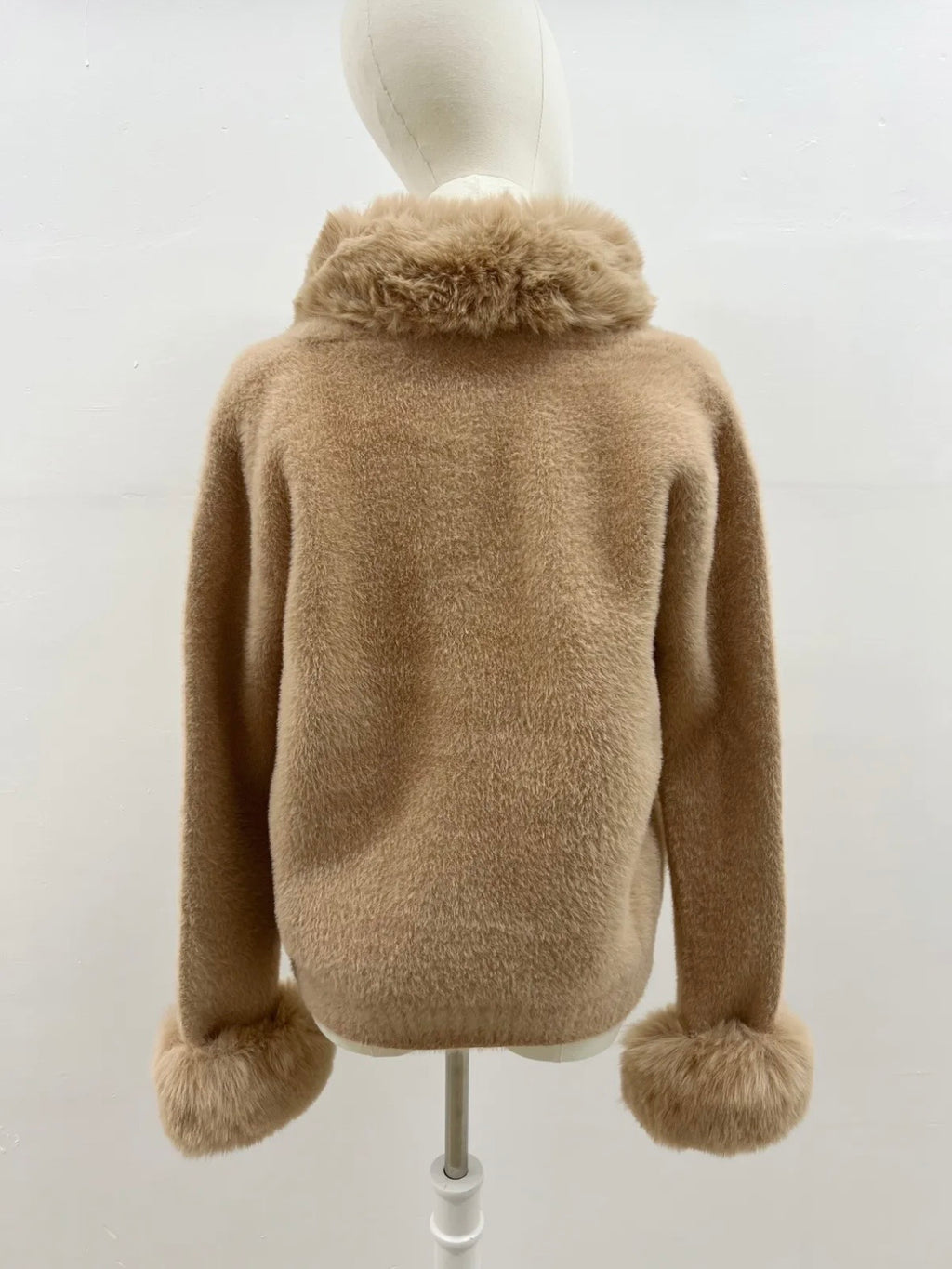 Cardigan doux avec col et poignets fourrures - 588