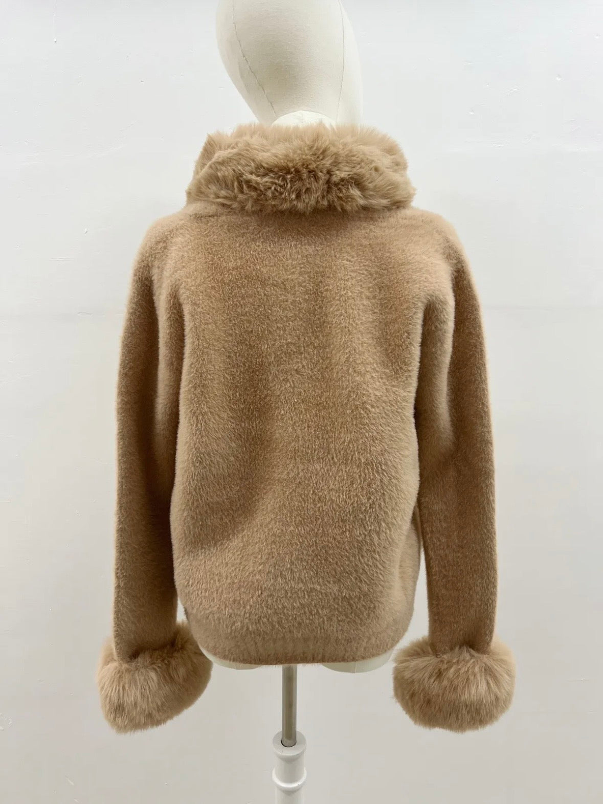 Cardigan doux avec col et poignets fourrures - 588