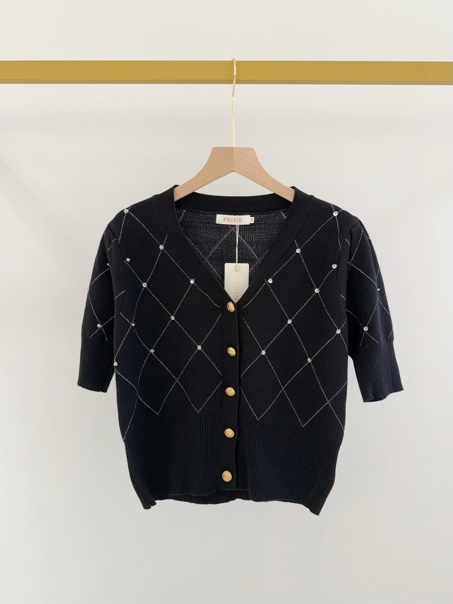 Top en maille fine orné de strass et de boutons dorés - 563