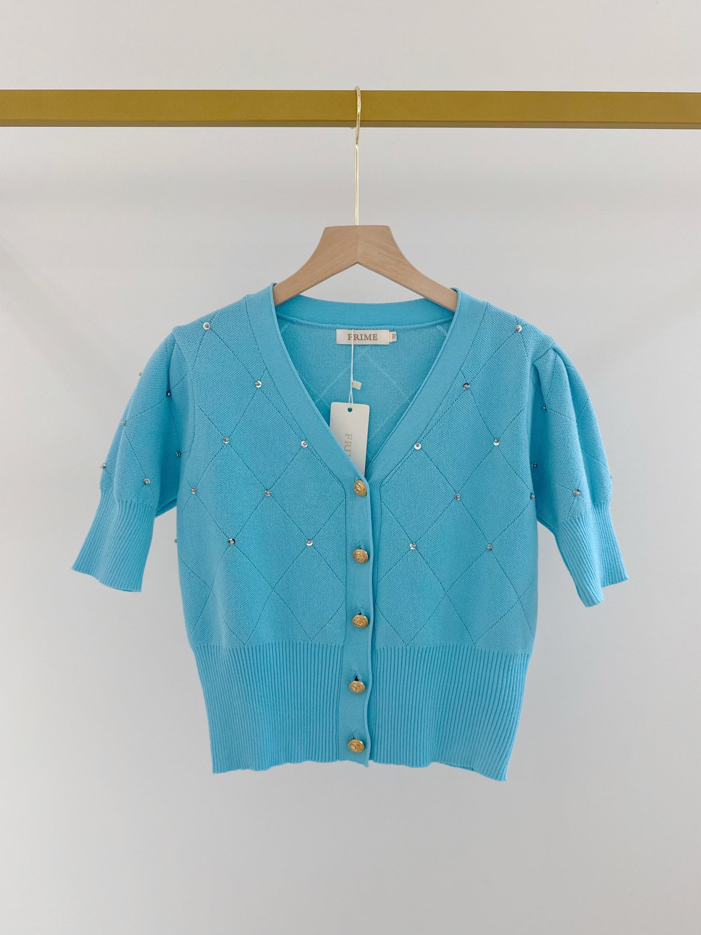 Top en maille fine orné de strass et de boutons dorés - 563