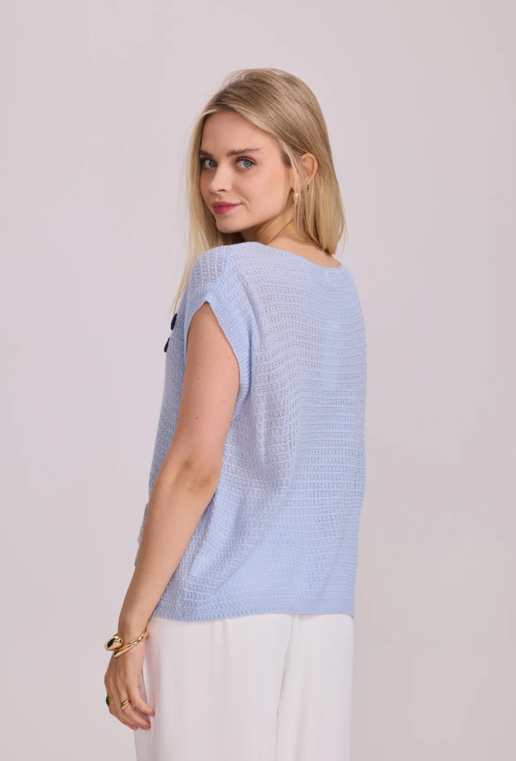 Lightweight mesh top with floral patterns - 2374