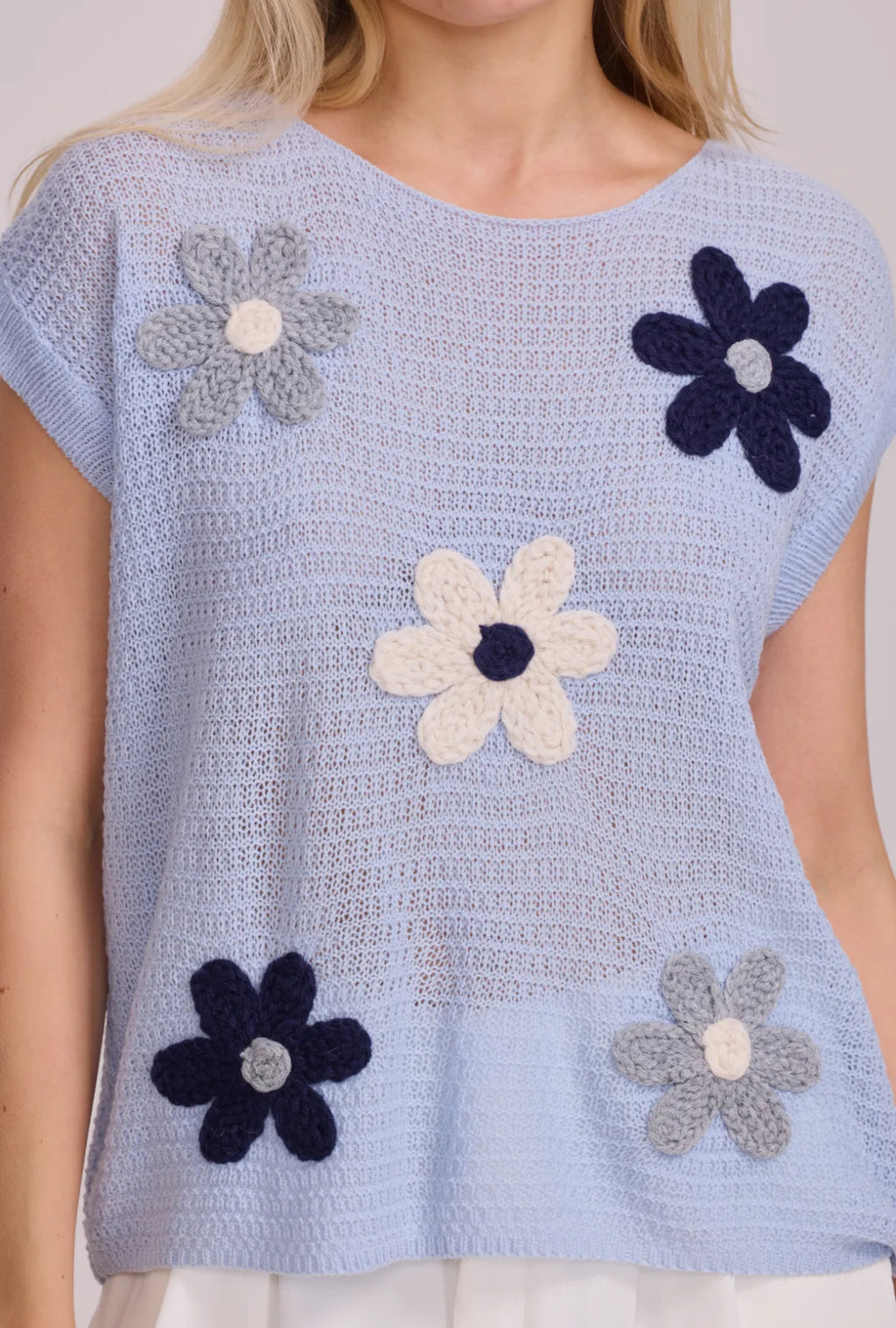 Lightweight mesh top with floral patterns - 2374